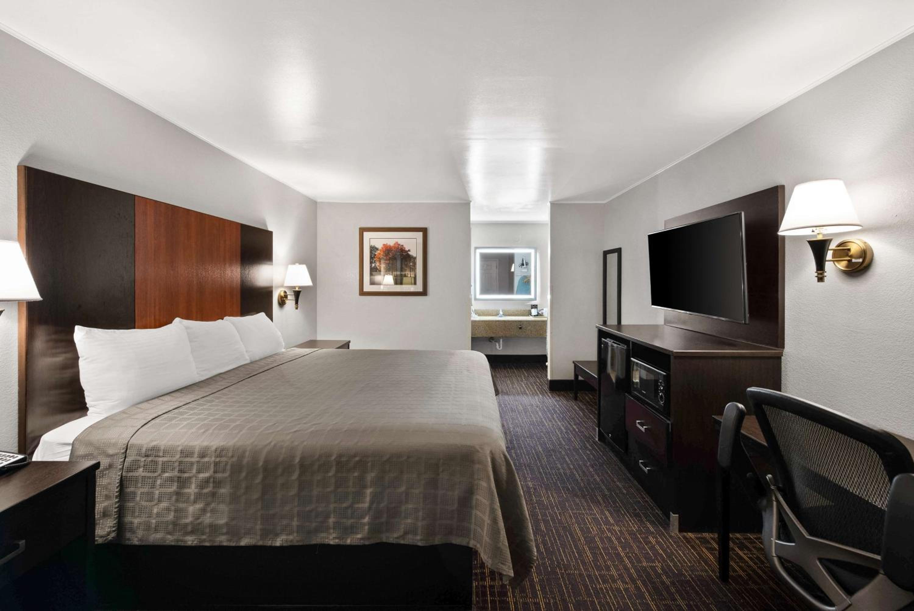 King Room - Non-Smoking photo 2