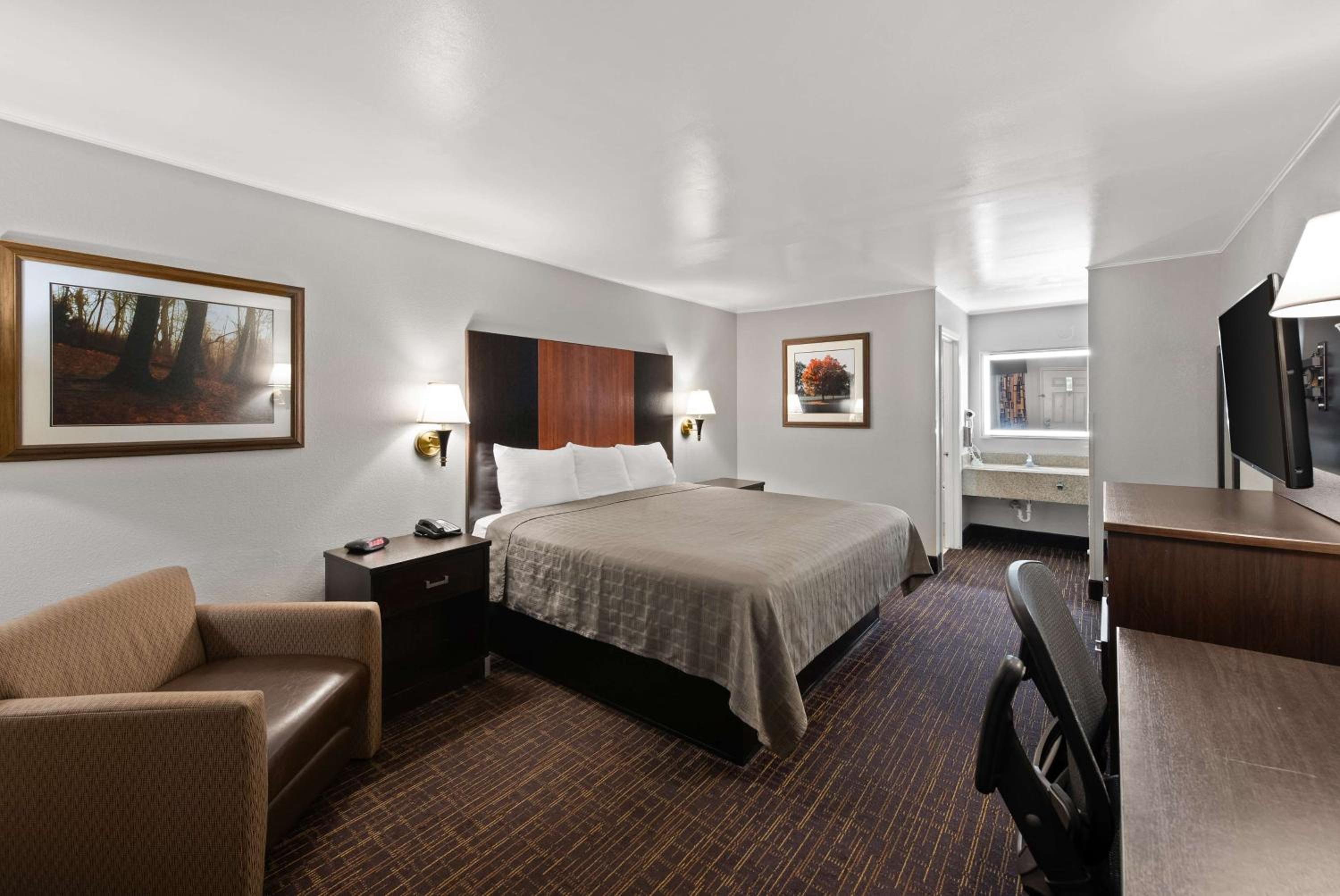 King Room with Bath Tub - Mobility Accessible/Non-Smoking photo 2