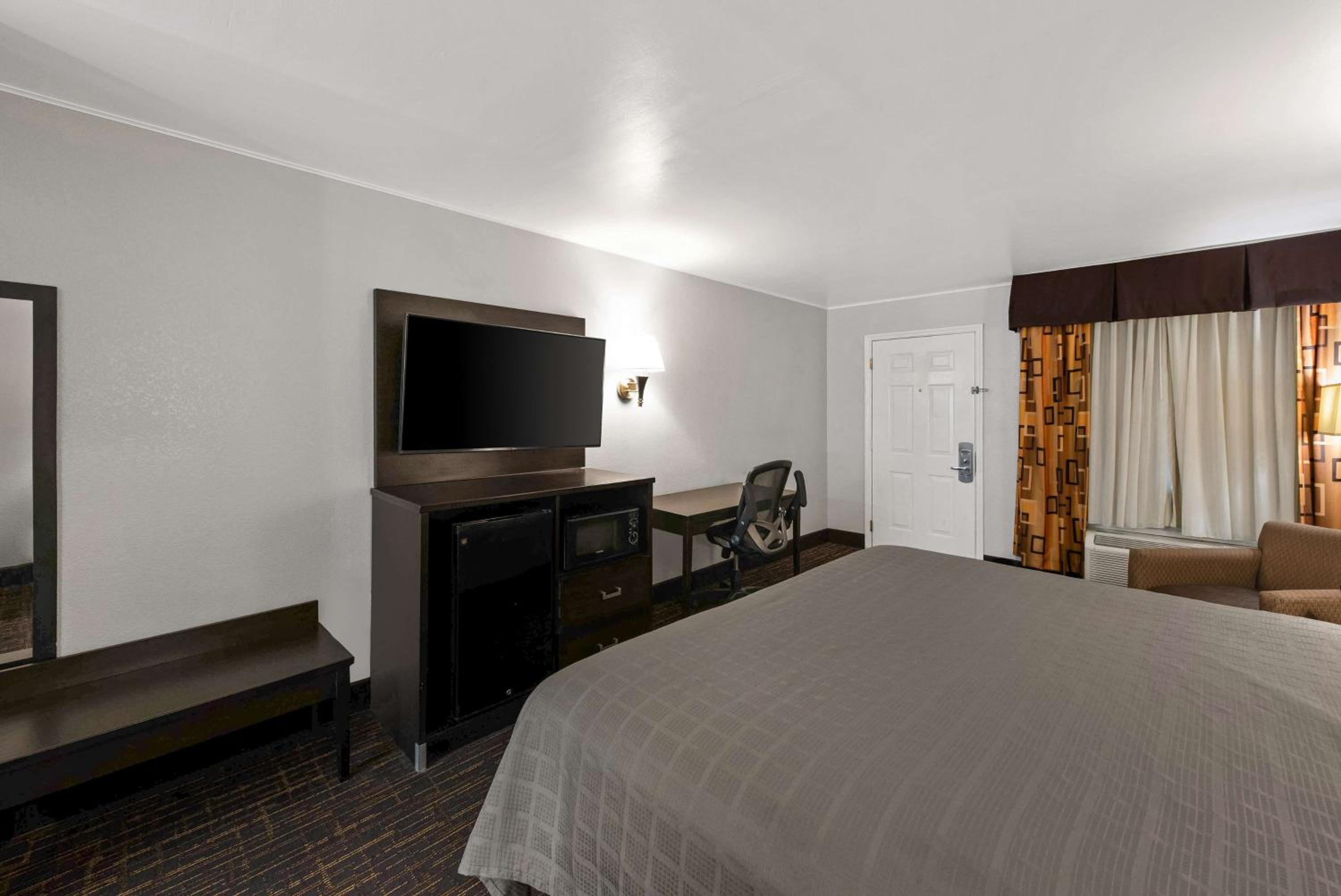 King Room - Non-Smoking photo 1