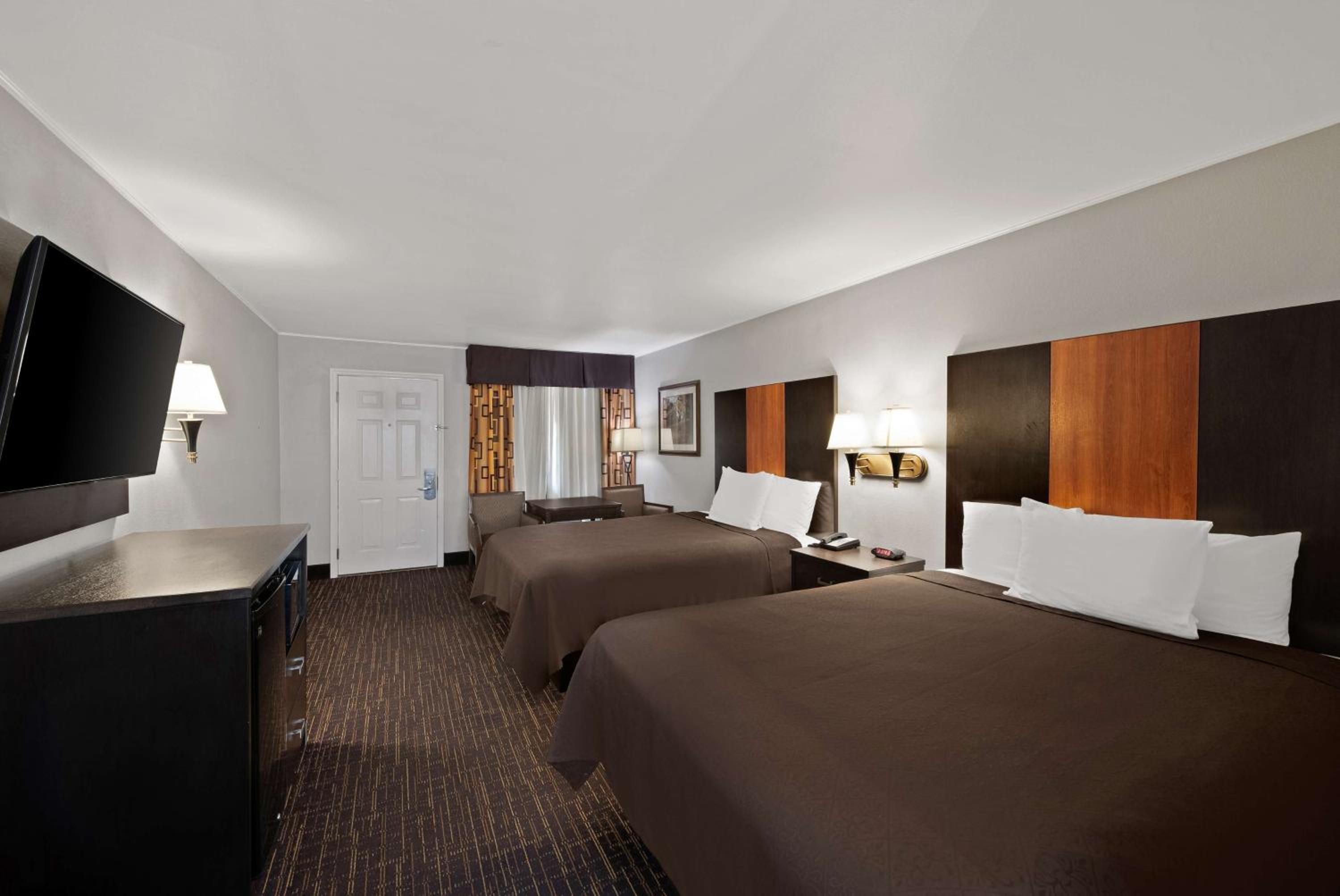 Queen Room with Two Queen Beds - Non-Smoking photo 1