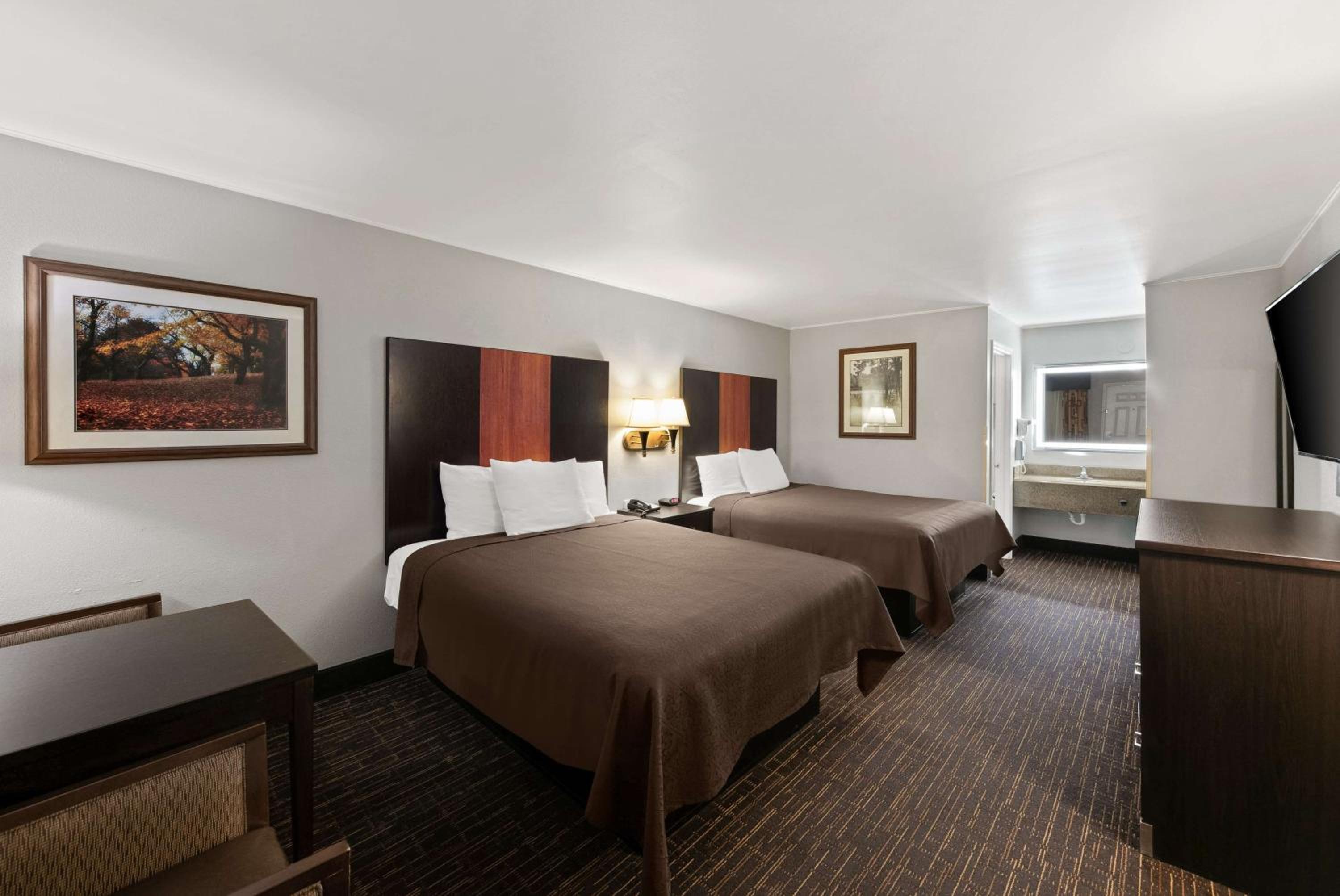 Queen Room with Two Queen Beds - Smoking photo 2