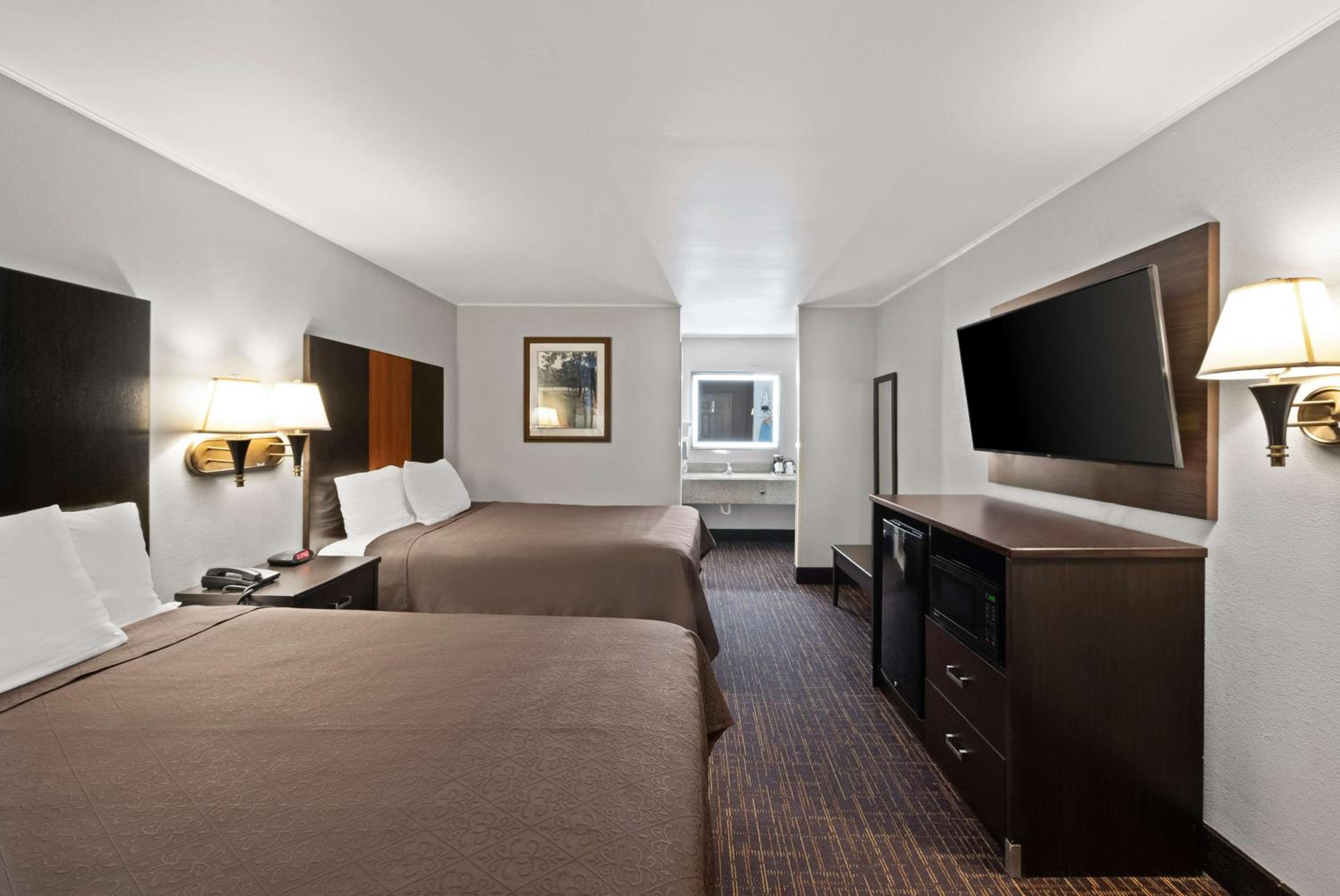 Queen Room with Two Queen Beds - Smoking photo 3
