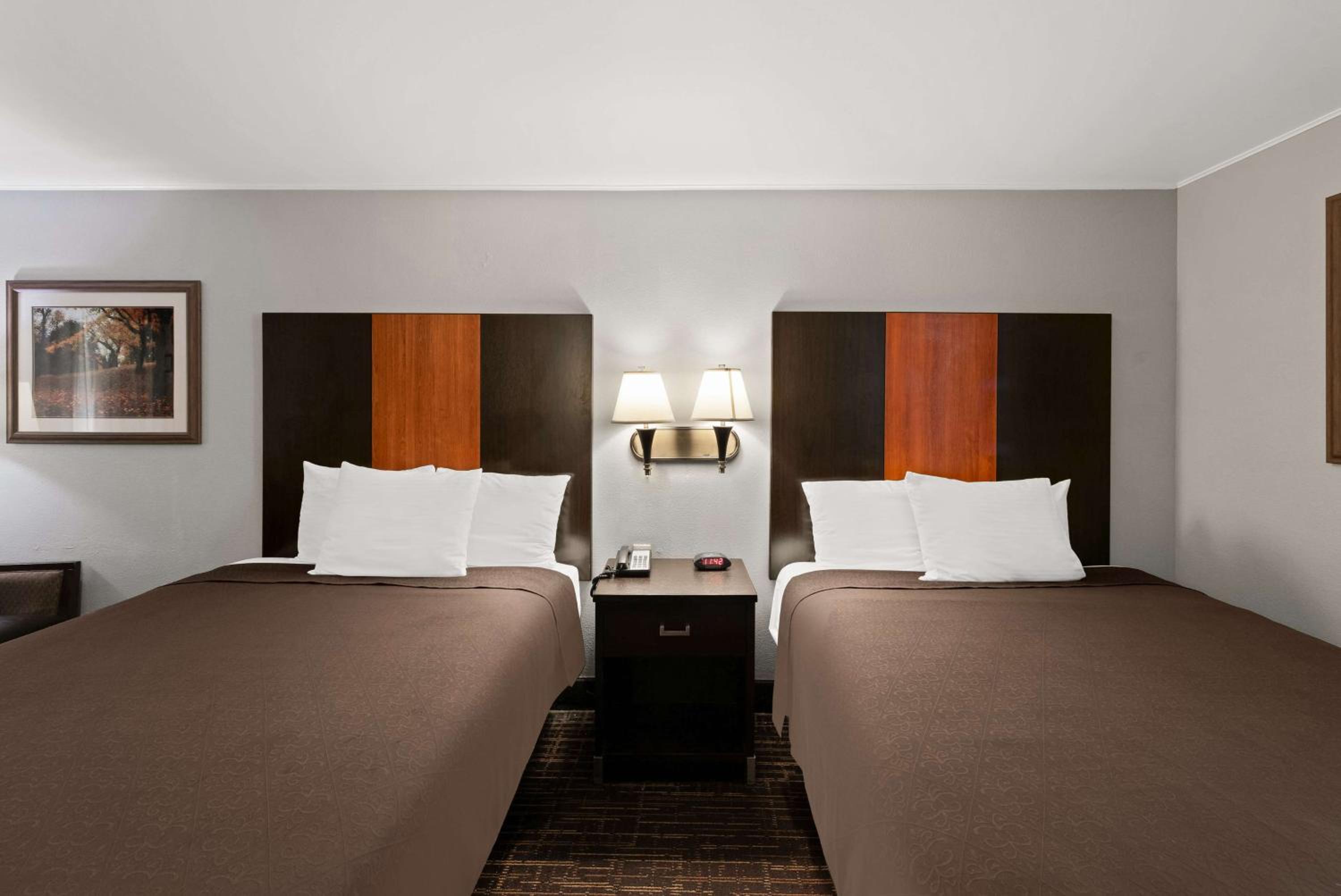 Queen Room with Two Queen Beds - Non-Smoking photo 2