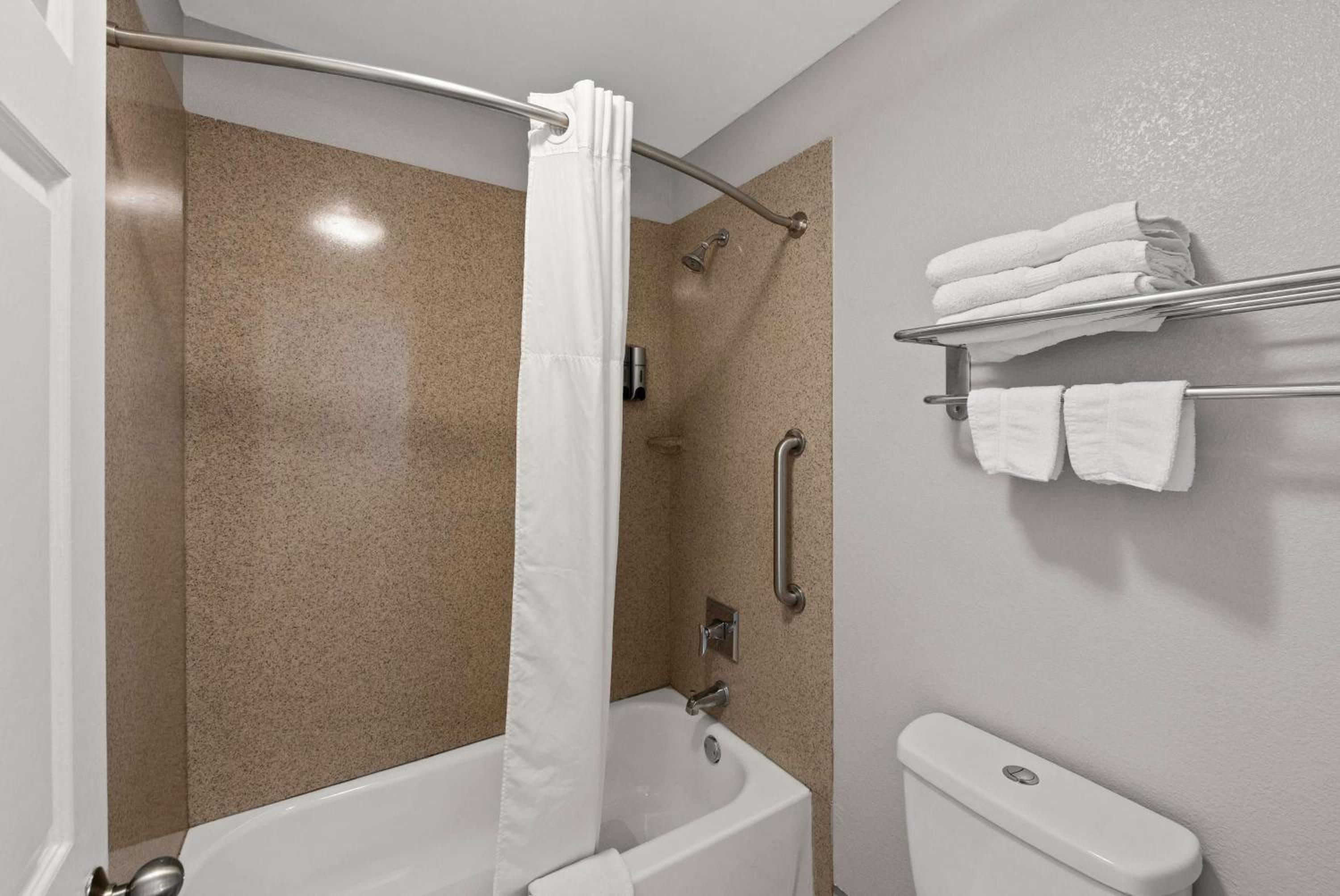 King Room with Bath Tub - Mobility Accessible/Non-Smoking photo 3