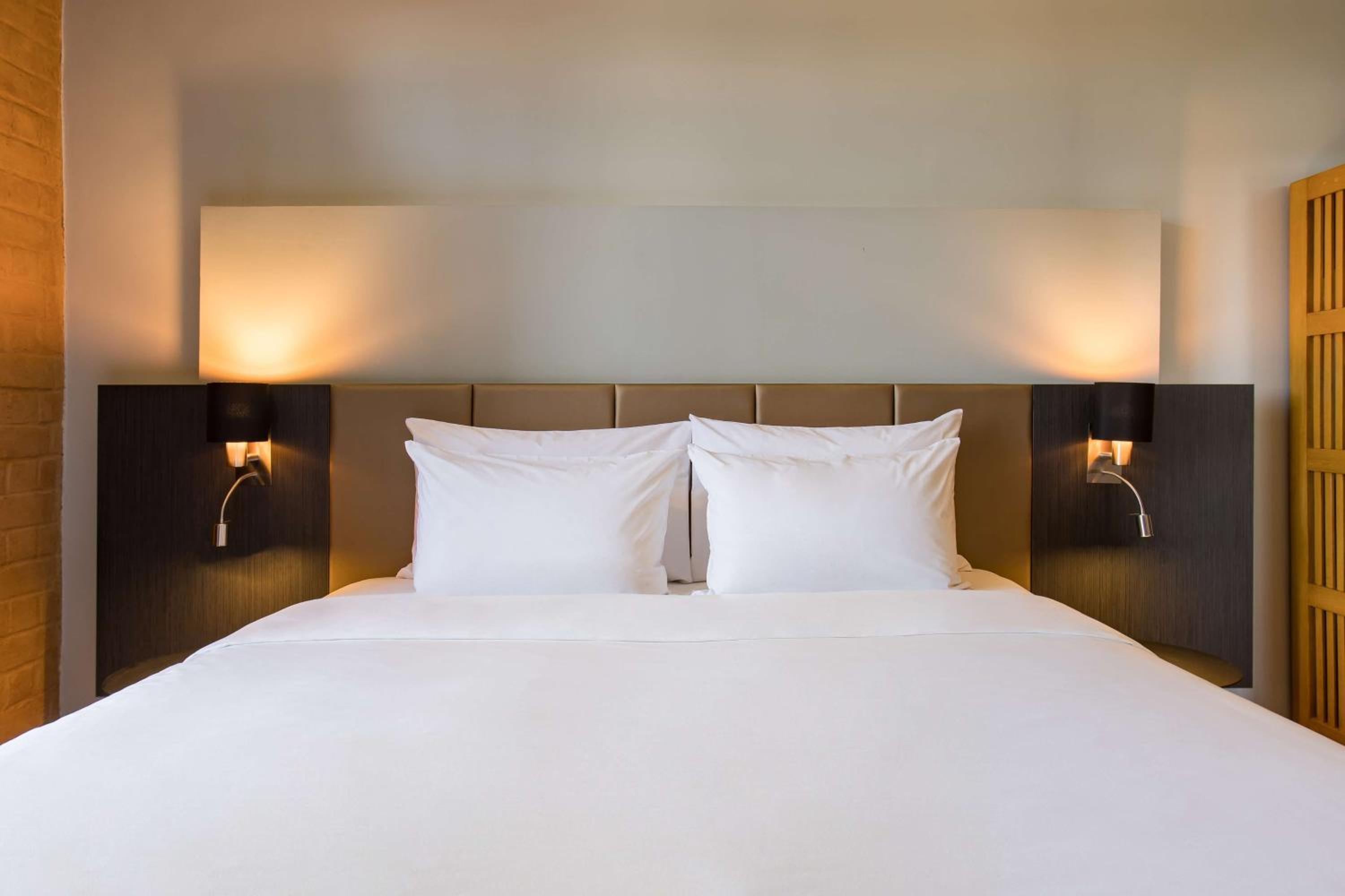 Deluxe Room with Happy Hours 01:00 PM to 06:00 PM, one way Airport Transfers and Free Pick up and drop to Worldmark Aerocity (subject to car availability) - Photo 9