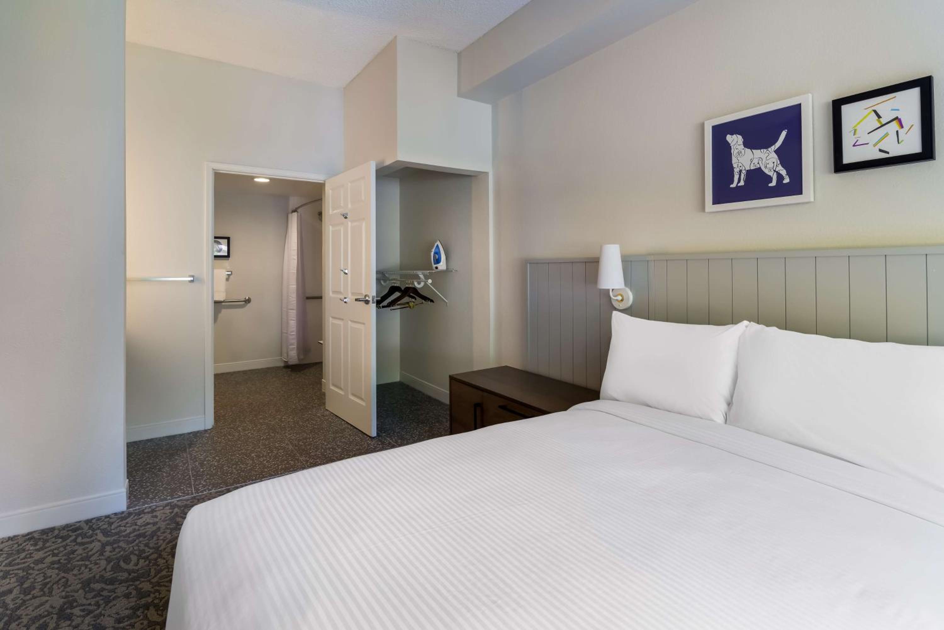 One-Bedroom Queen Suite with Roll-In Shower - Mobility Accessible photo 3