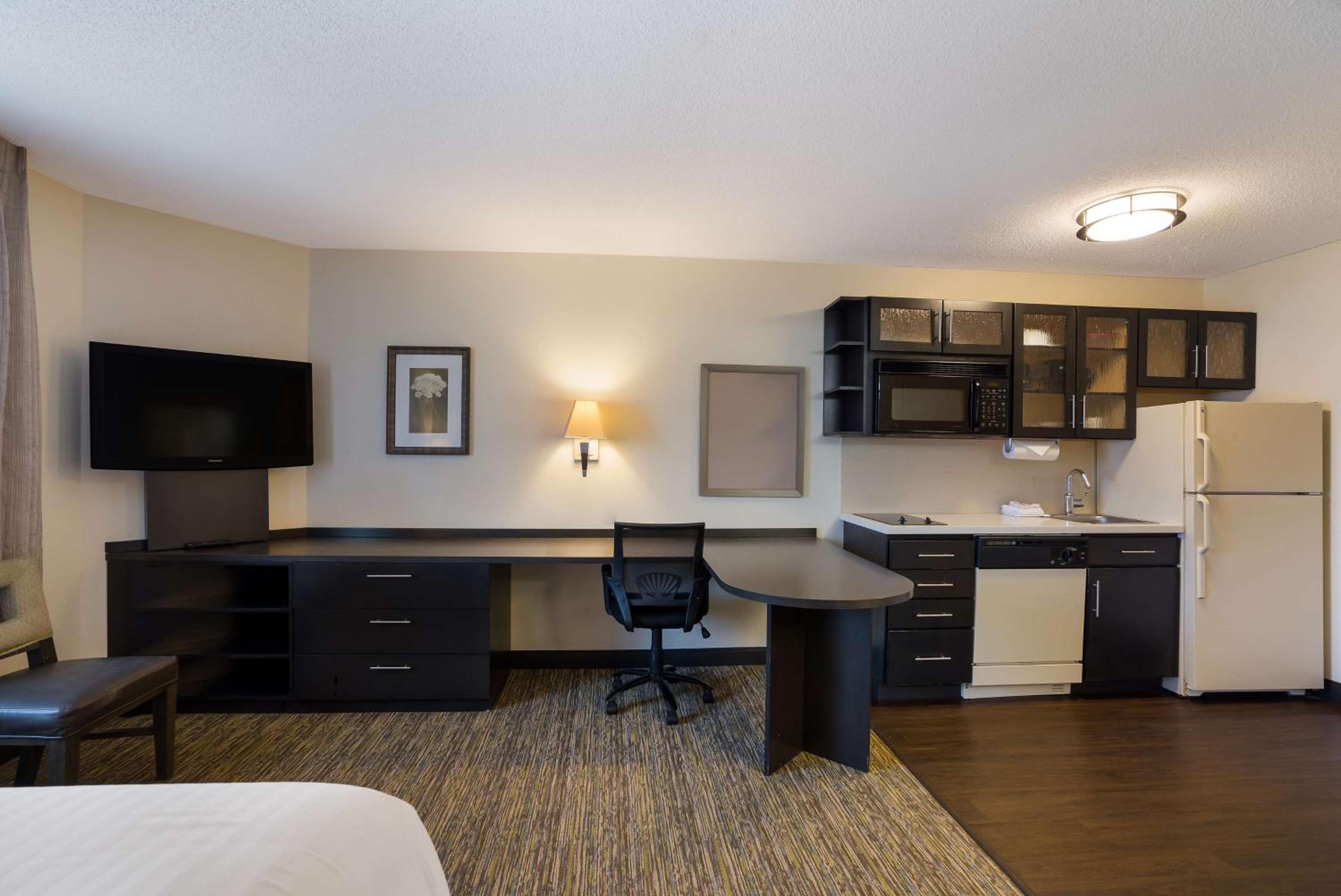 Queen Studio Suite - Photo 5