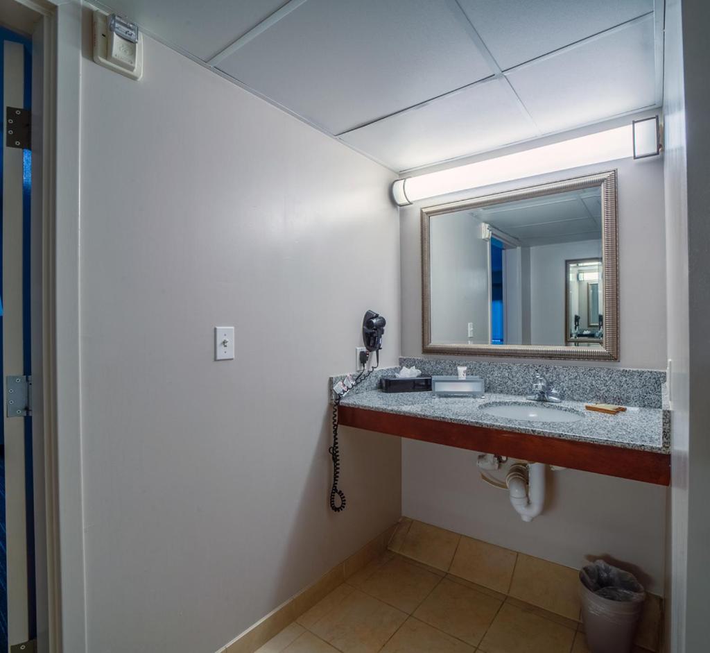 Queen Room with Two Queen Beds - Disability Access - Photo 2