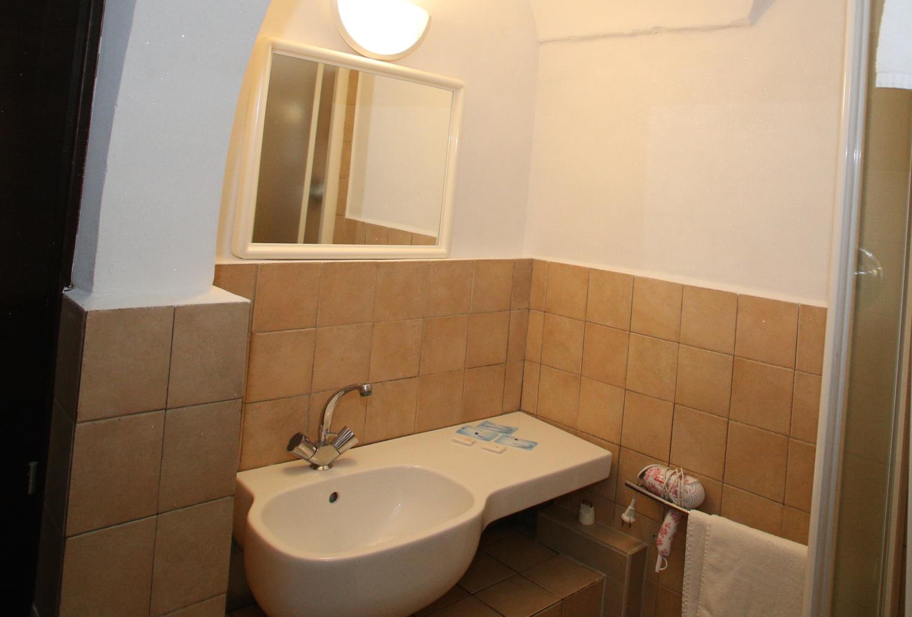 Double or Twin Room - Photo 5