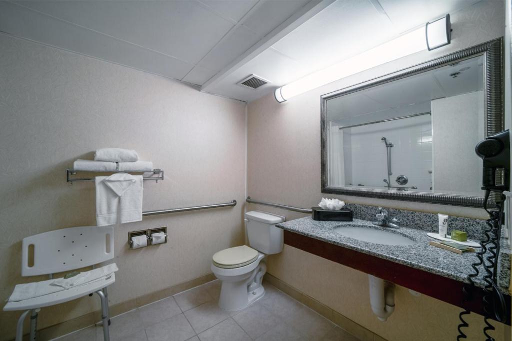 One-Bedroom King Suite with Roll In Shower - Non-Smoking - Photo 10