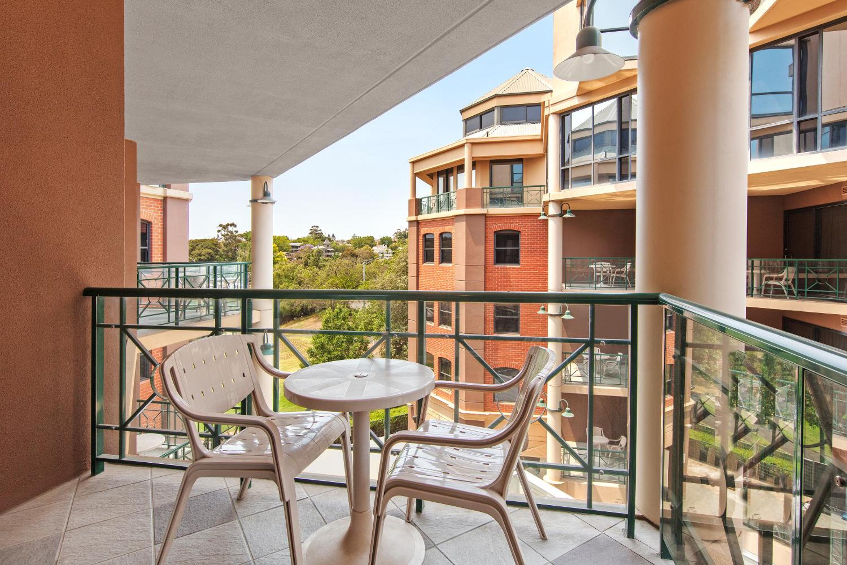 Courtyard Queen Room with Balcony - Photo 4