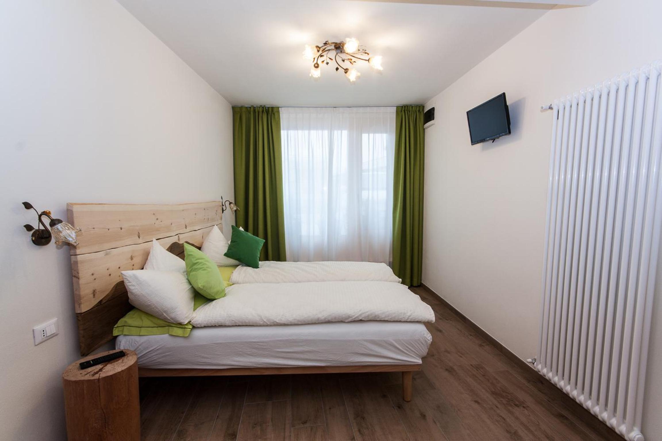 Family Room with Private Bathroom - Photo 3
