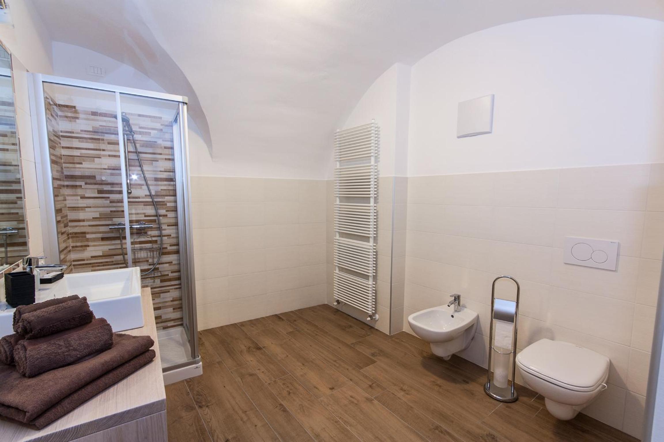 Family Room with Private Bathroom - Photo 4