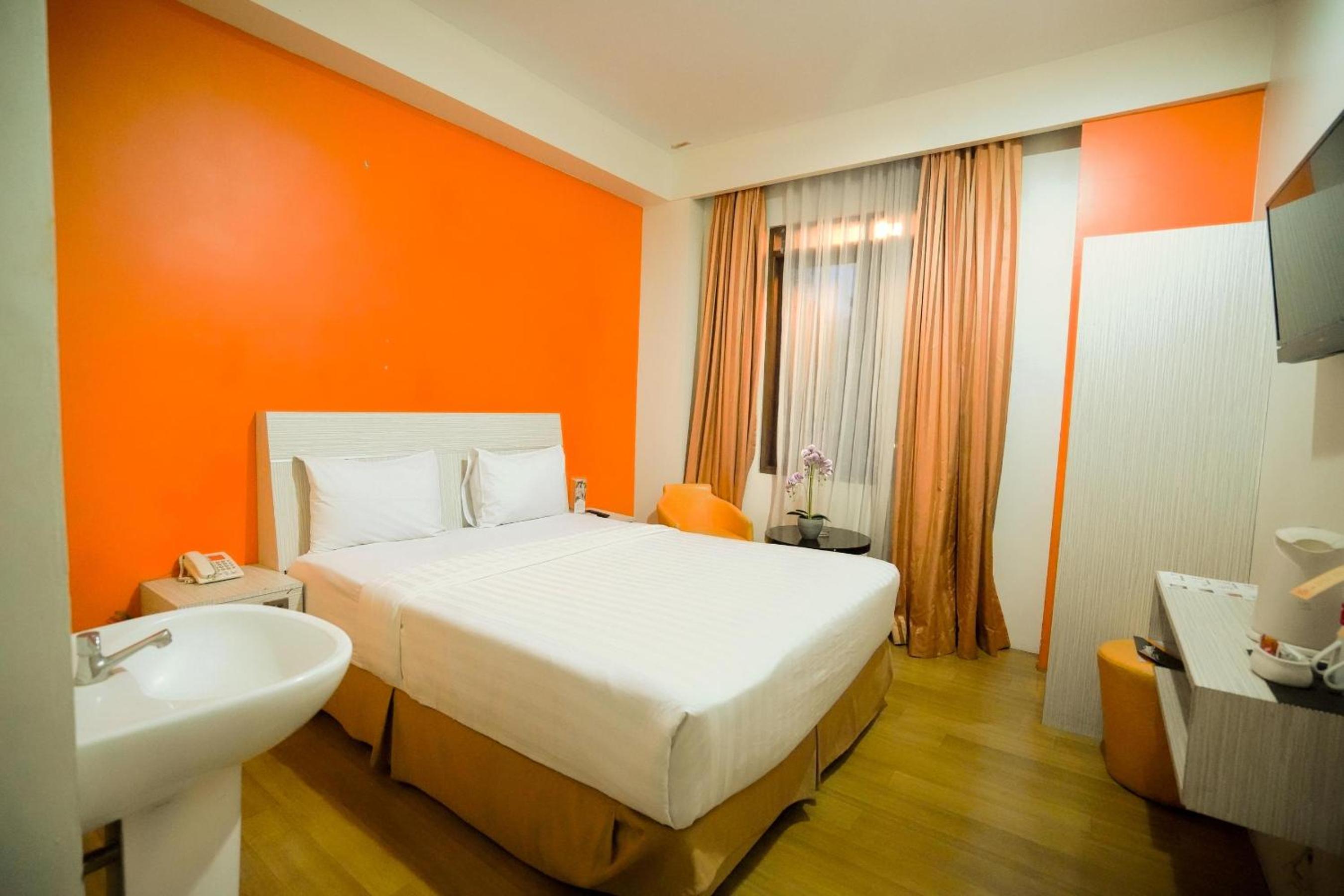 Standard Queen Room