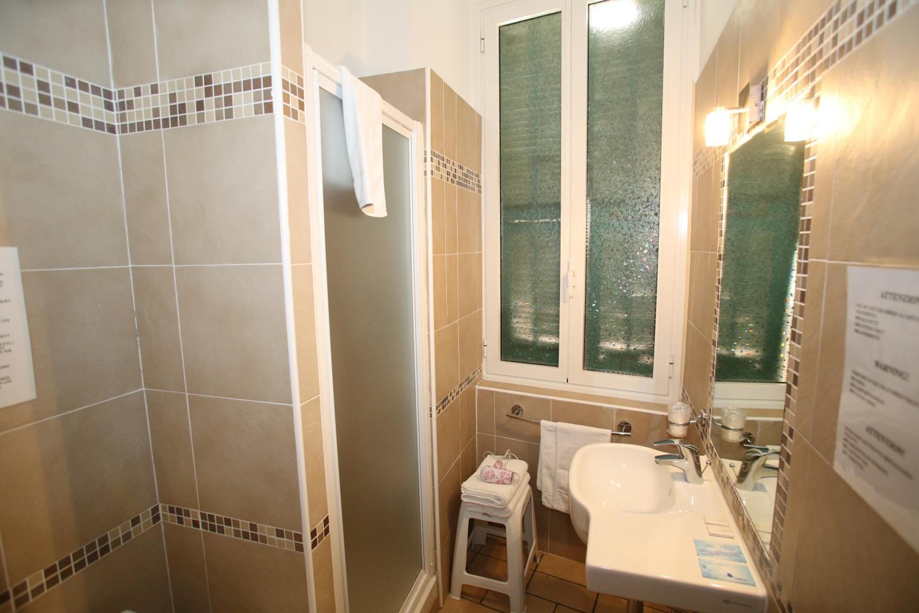 Double or Twin Room - Photo 3