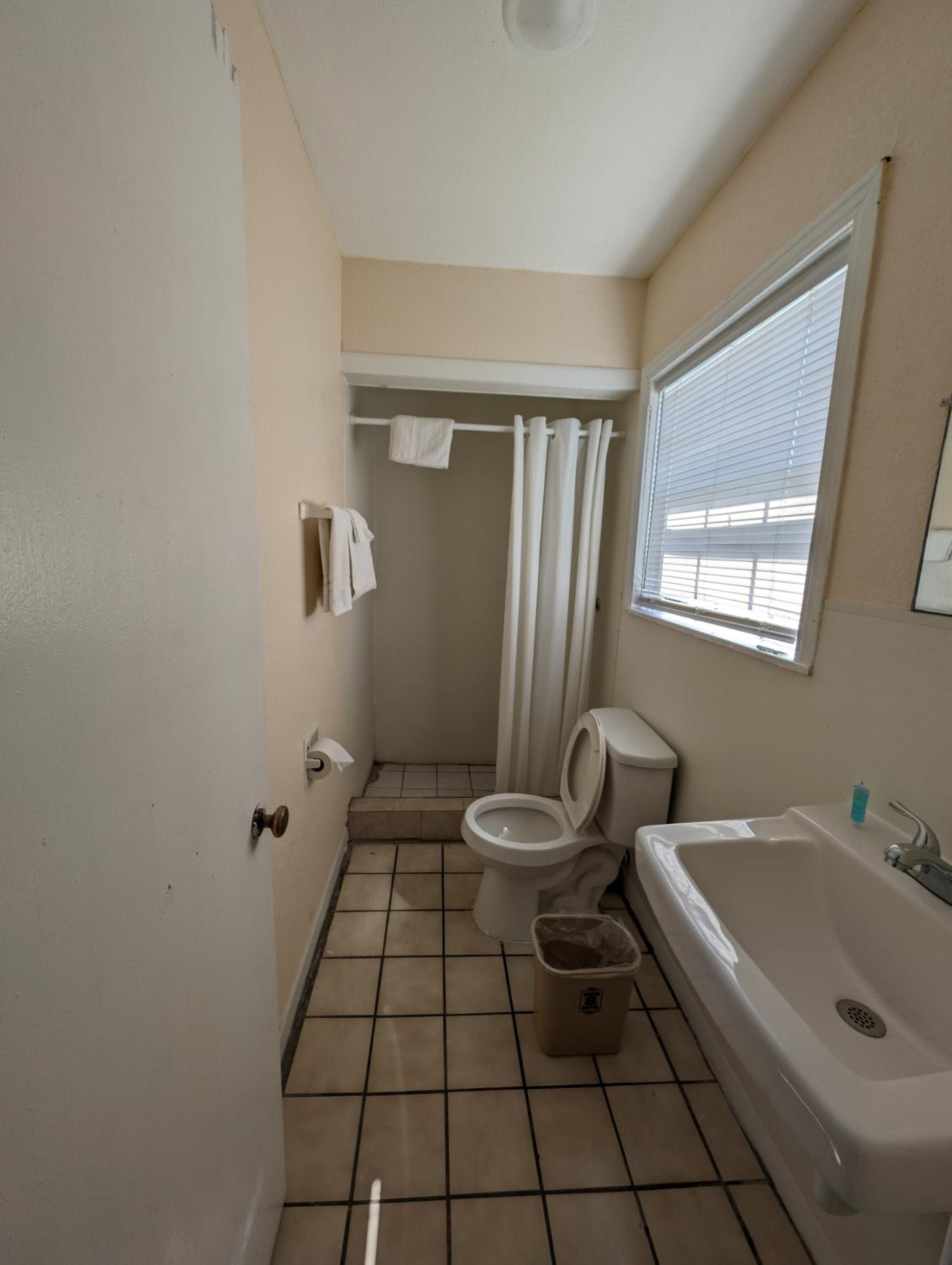 Queen Room photo 2