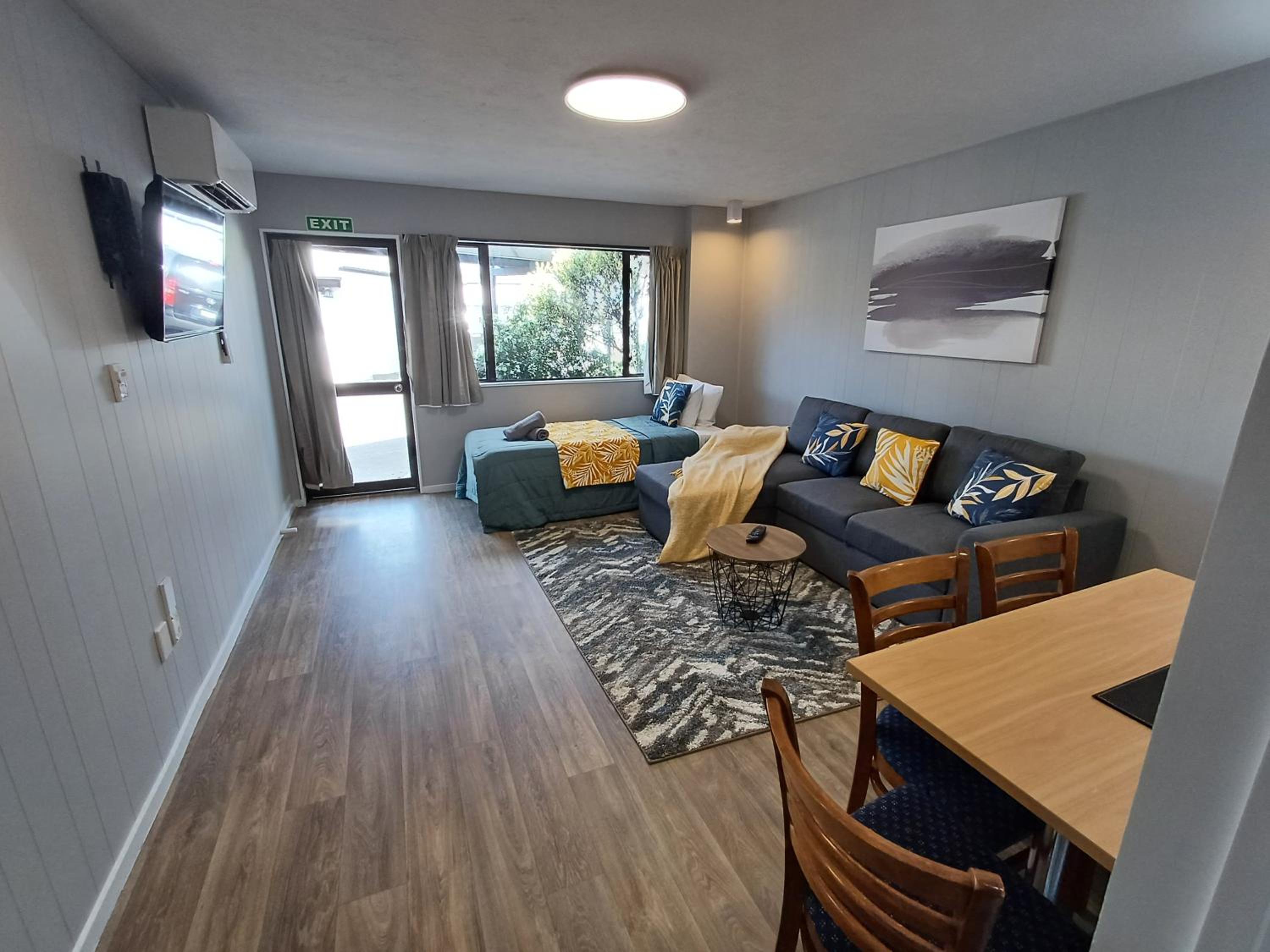 One-Bedroom Apartment - Photo 1