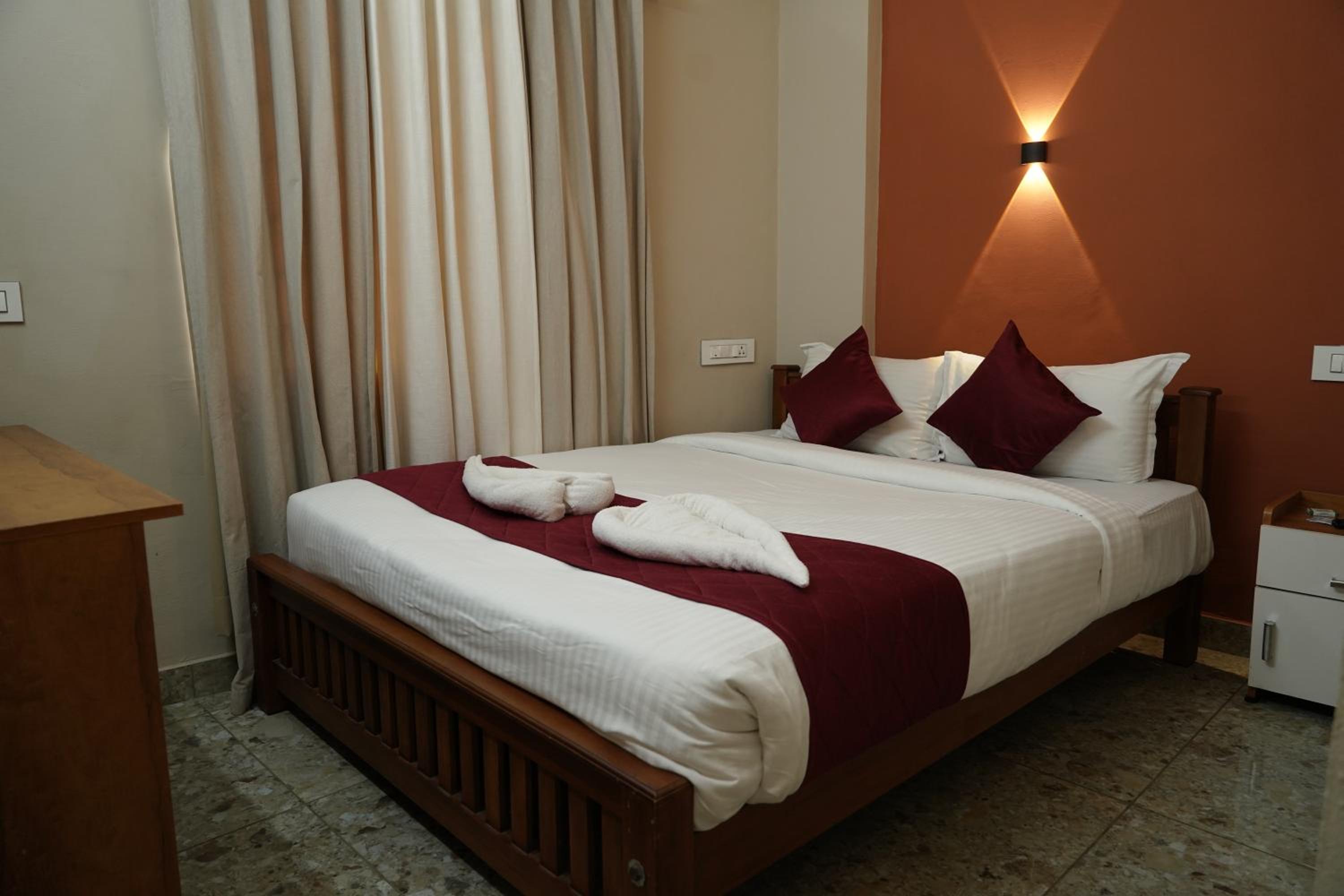 Deluxe King Room - Photo 2