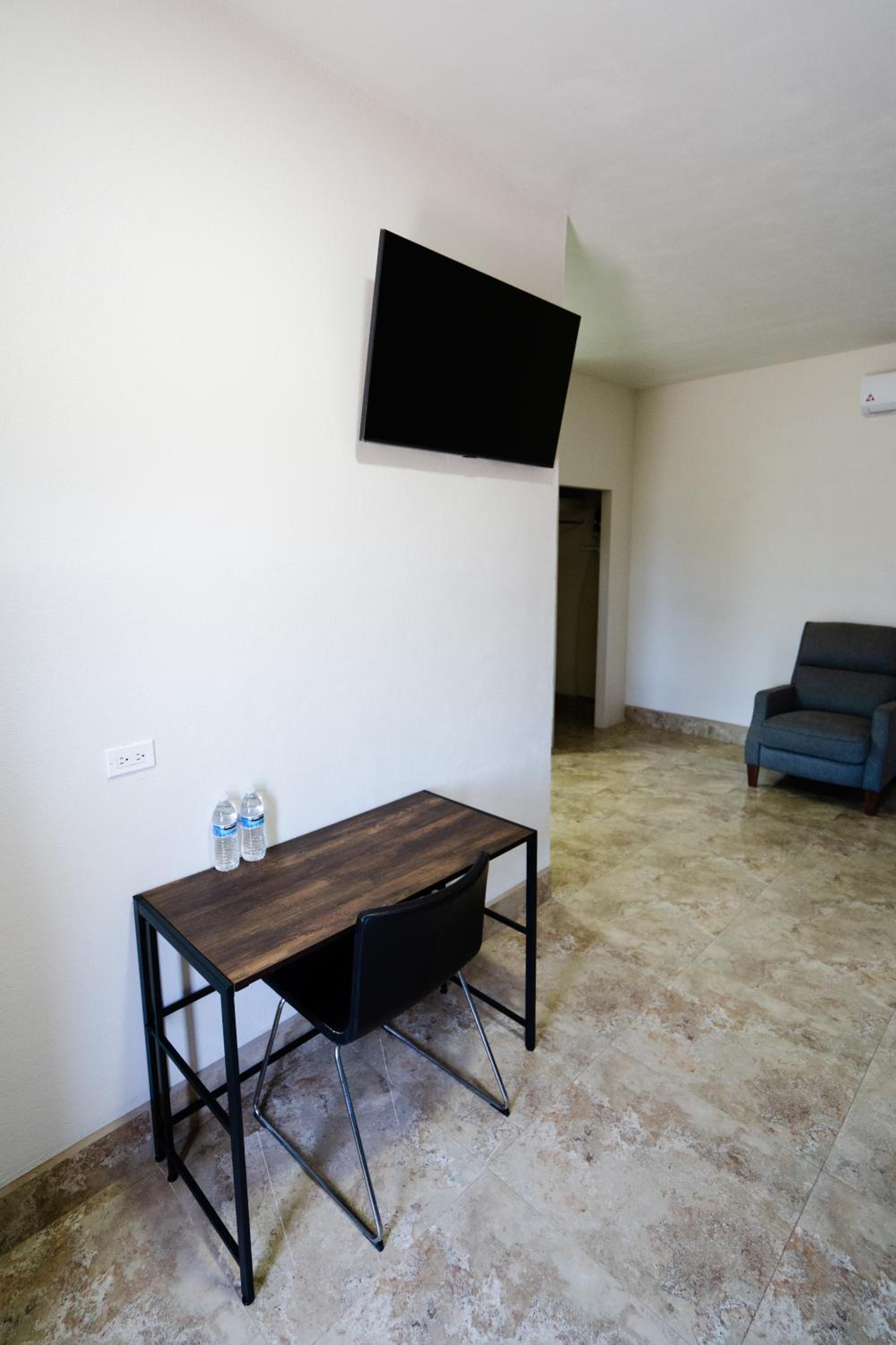 Large Double Room - Photo 23