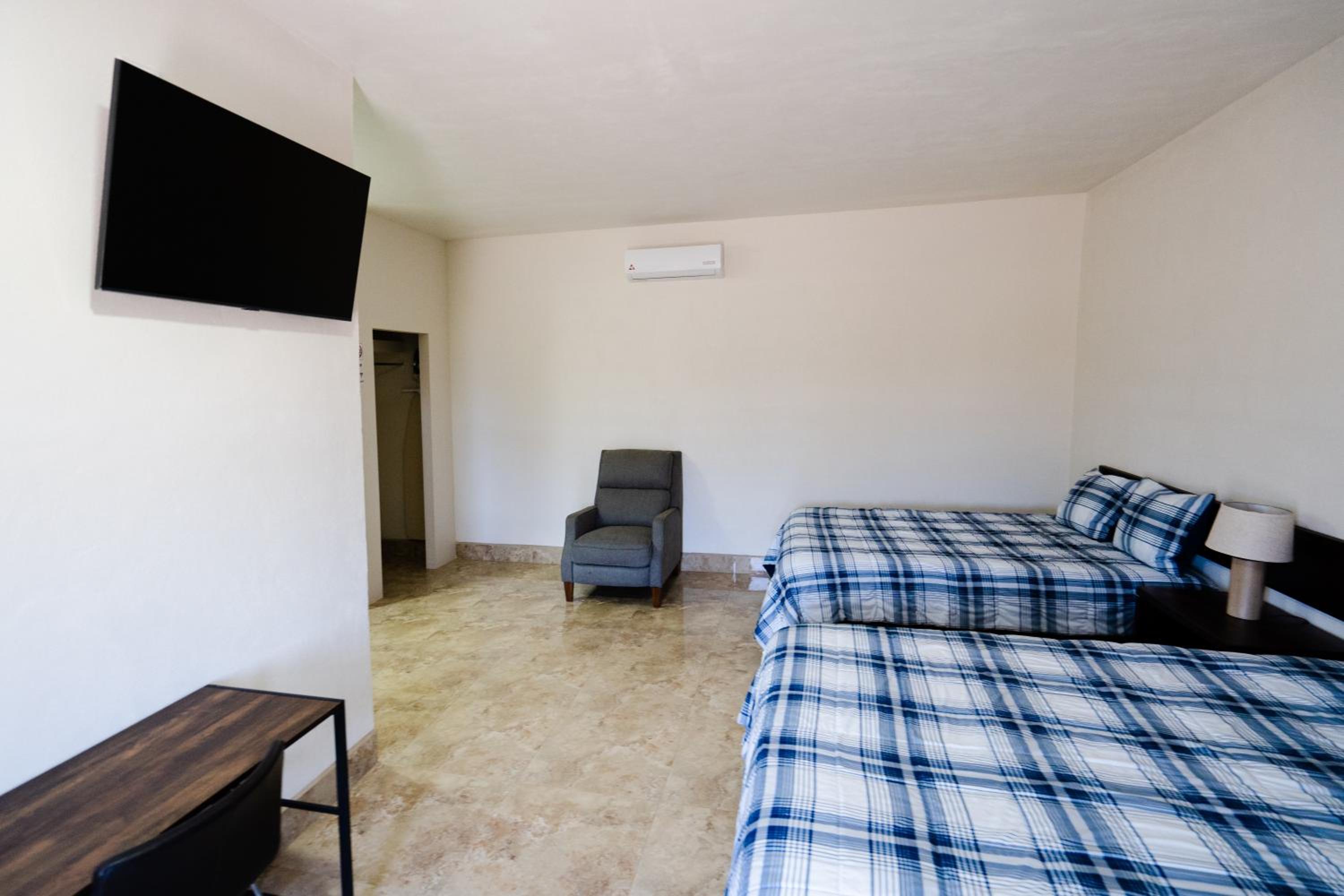 Large Double Room - Photo 19
