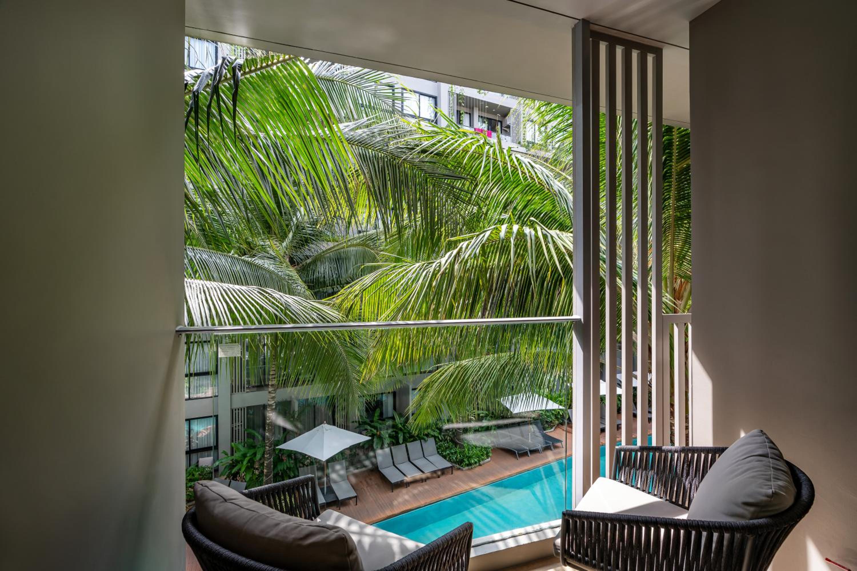 Deluxe Suite Double Pool View - Photo 4