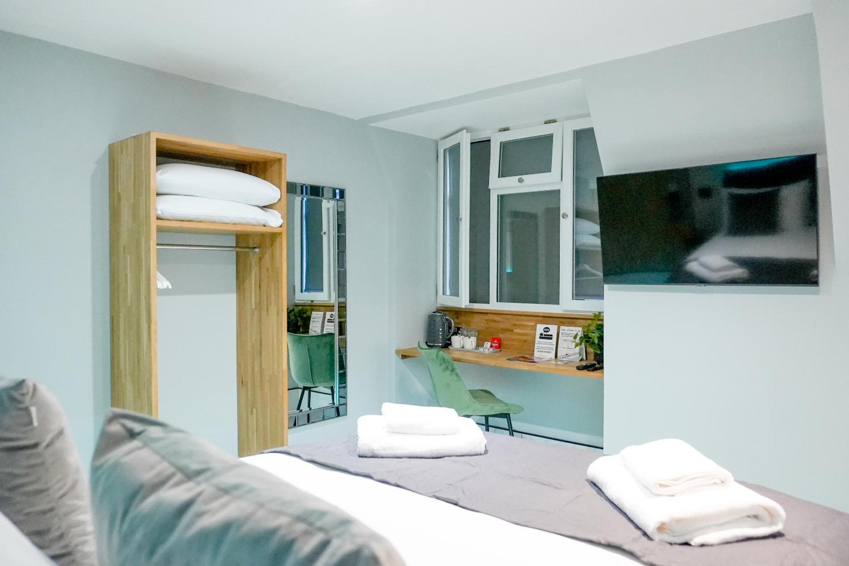 Deluxe King Room - Photo 11