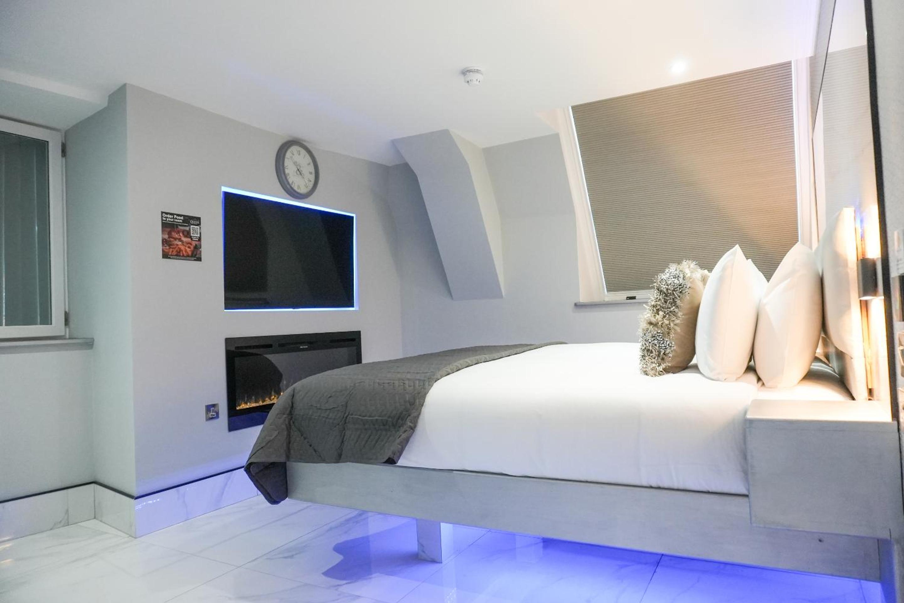 Superior King Room - Photo 17