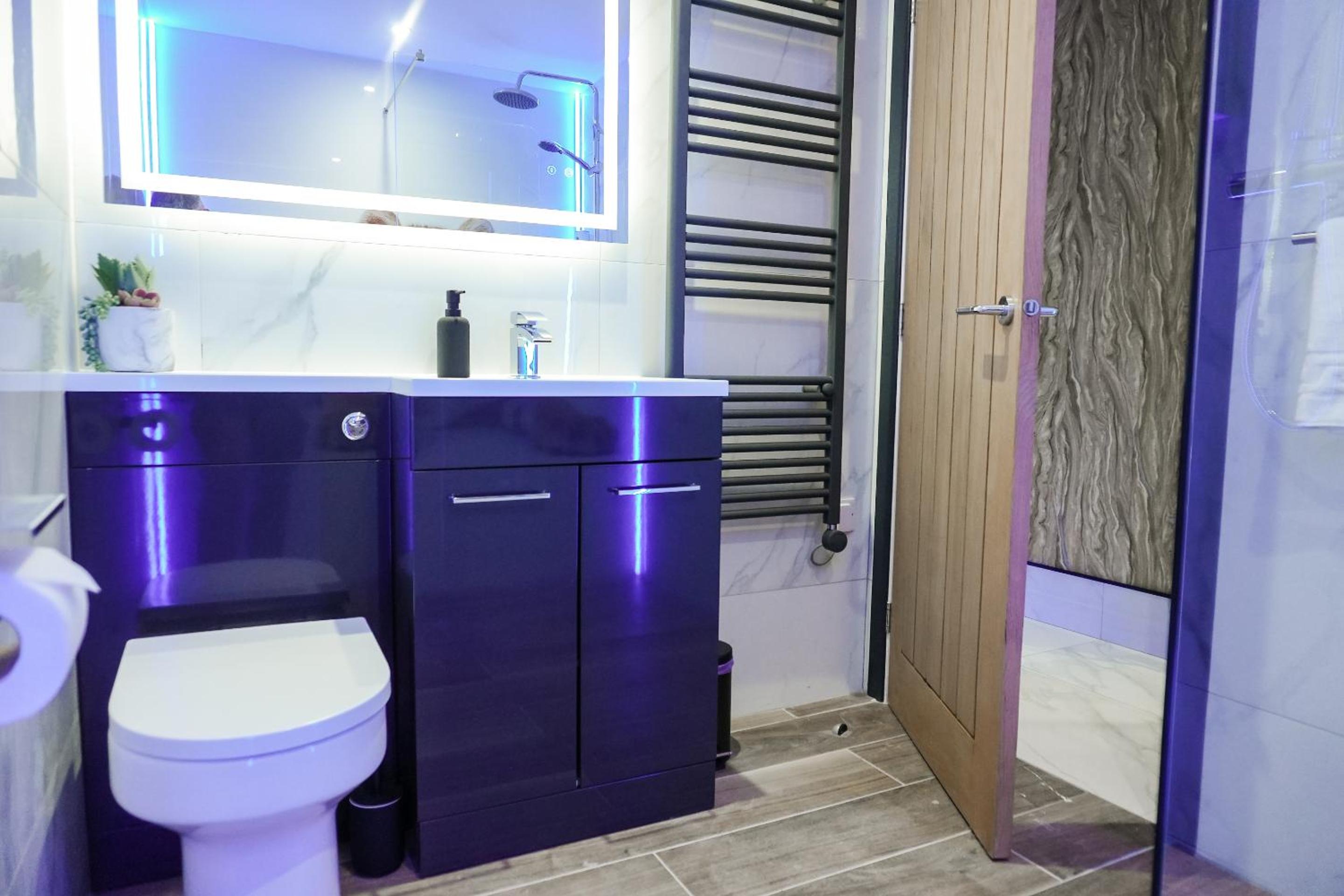 Deluxe King Room - Photo 12
