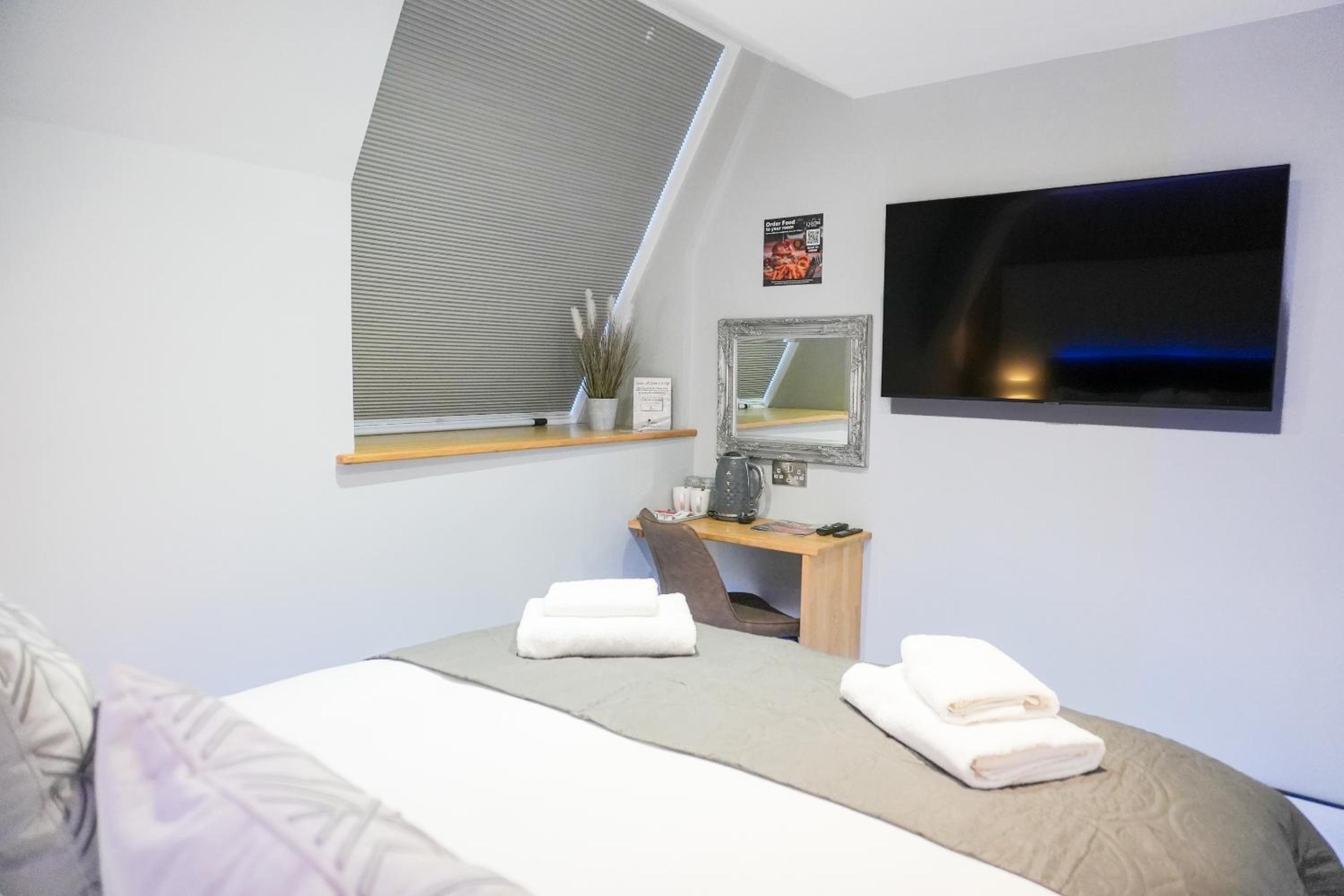 Deluxe King Room - Photo 14