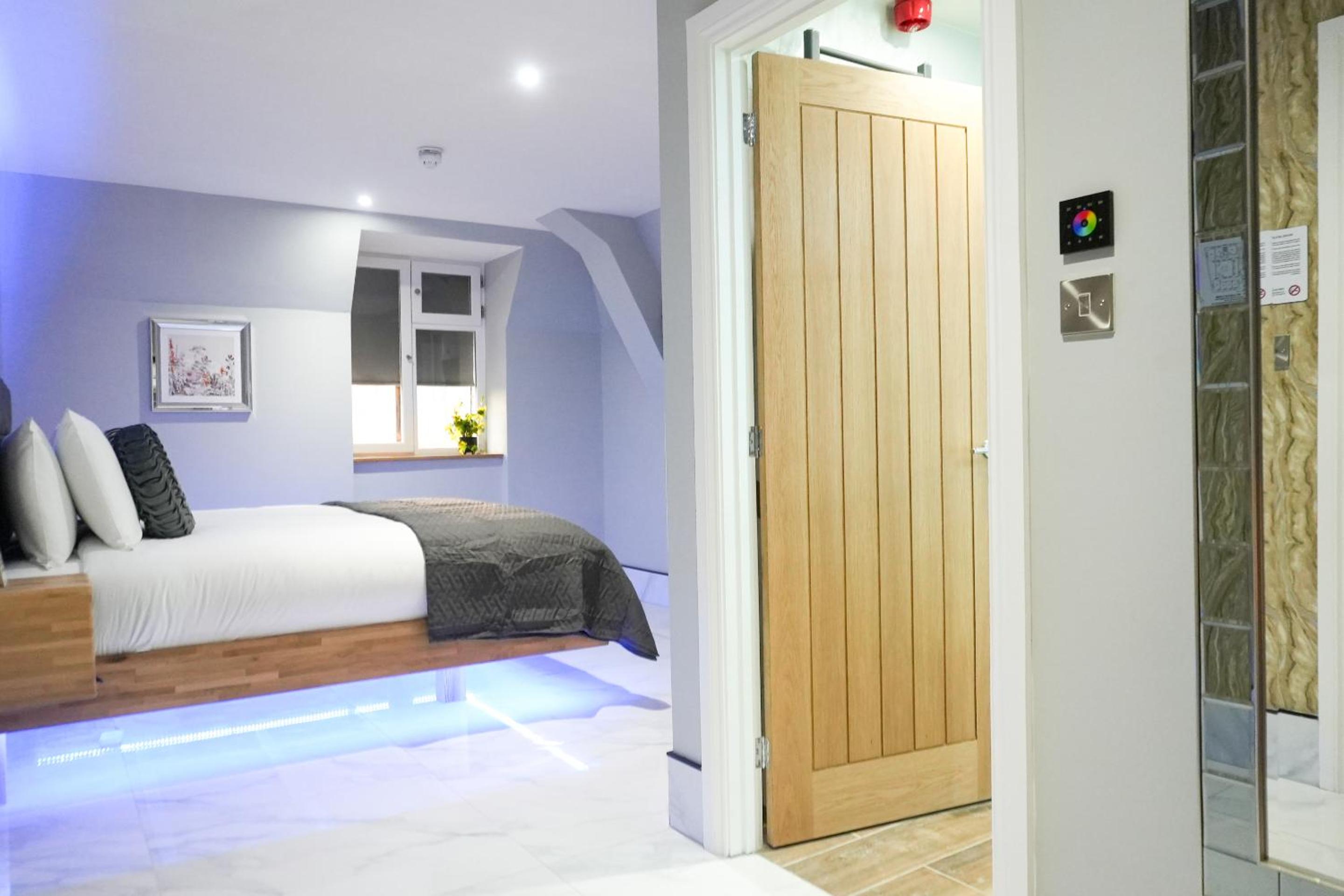 Deluxe King Room - Photo 15