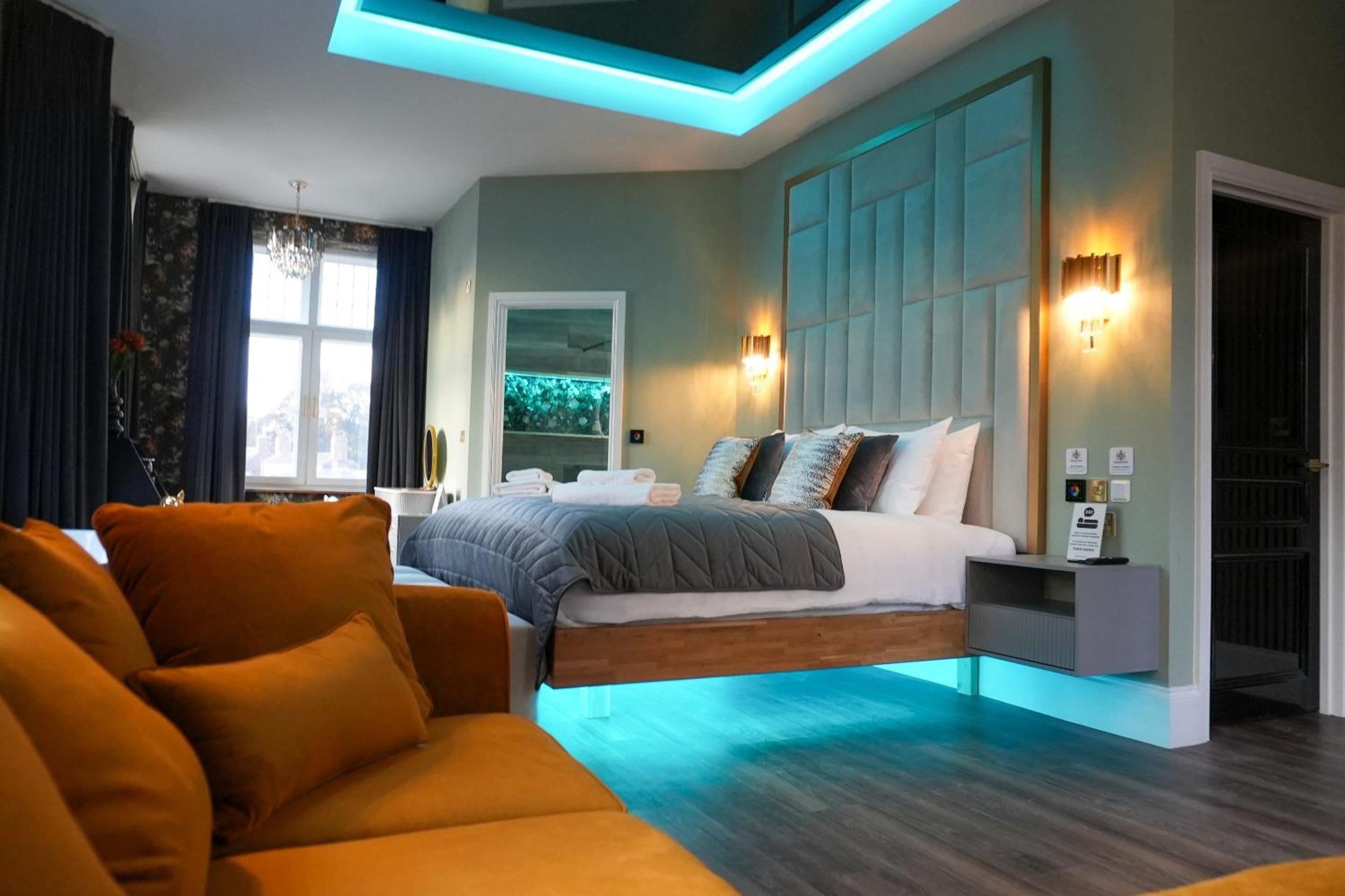 Superior Suite - Photo 7