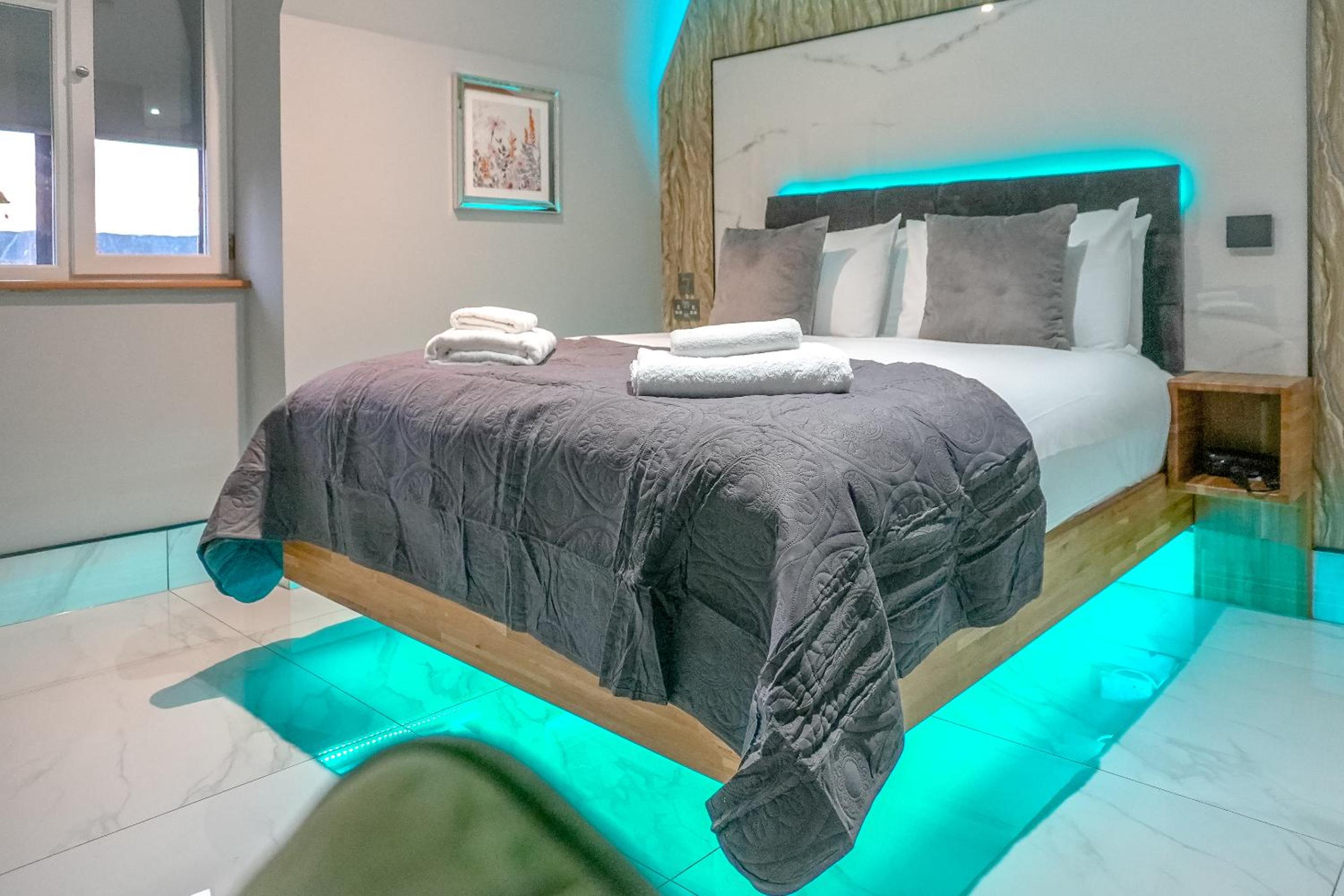 Deluxe King Room - Photo 16