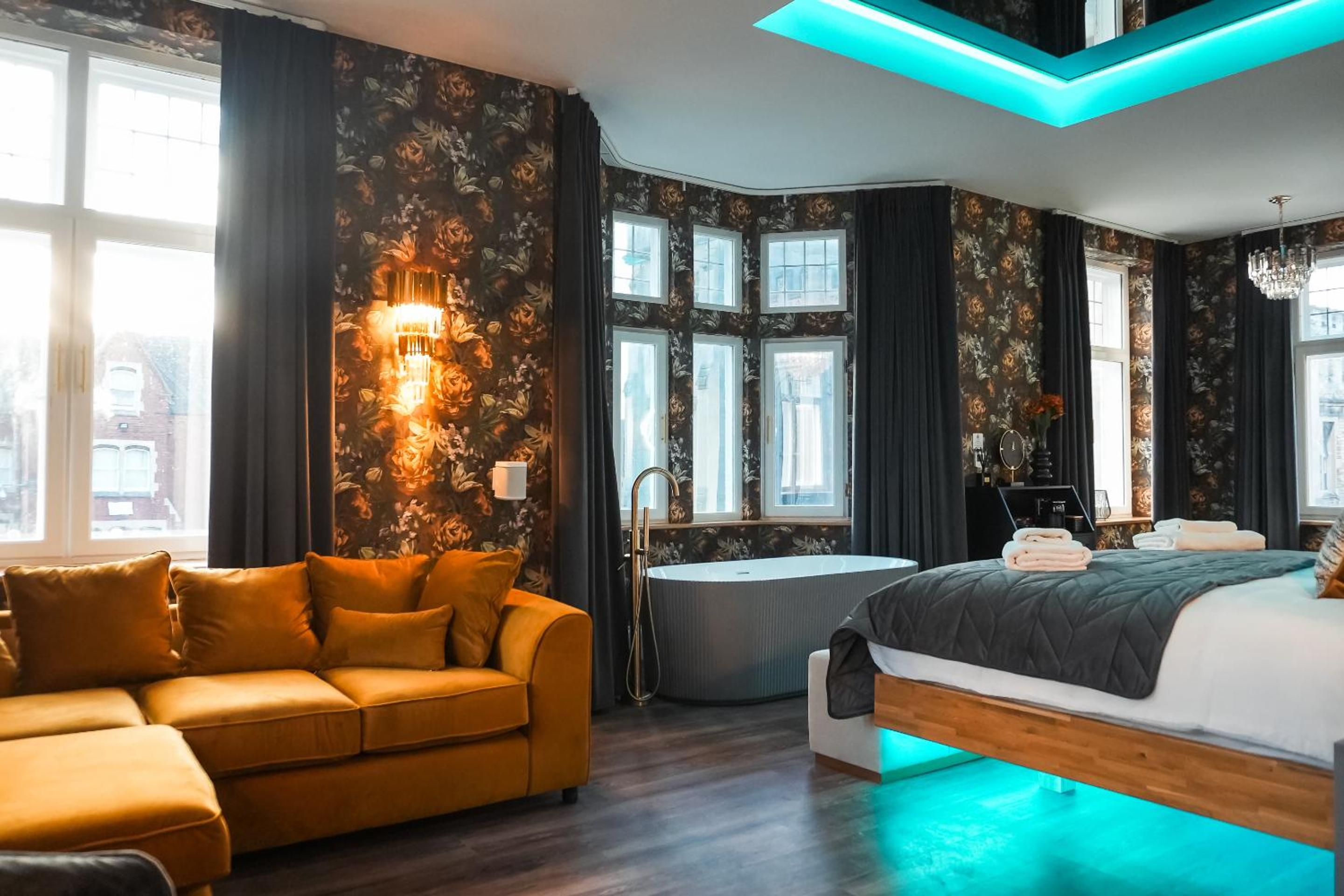 Superior Suite - Photo 9