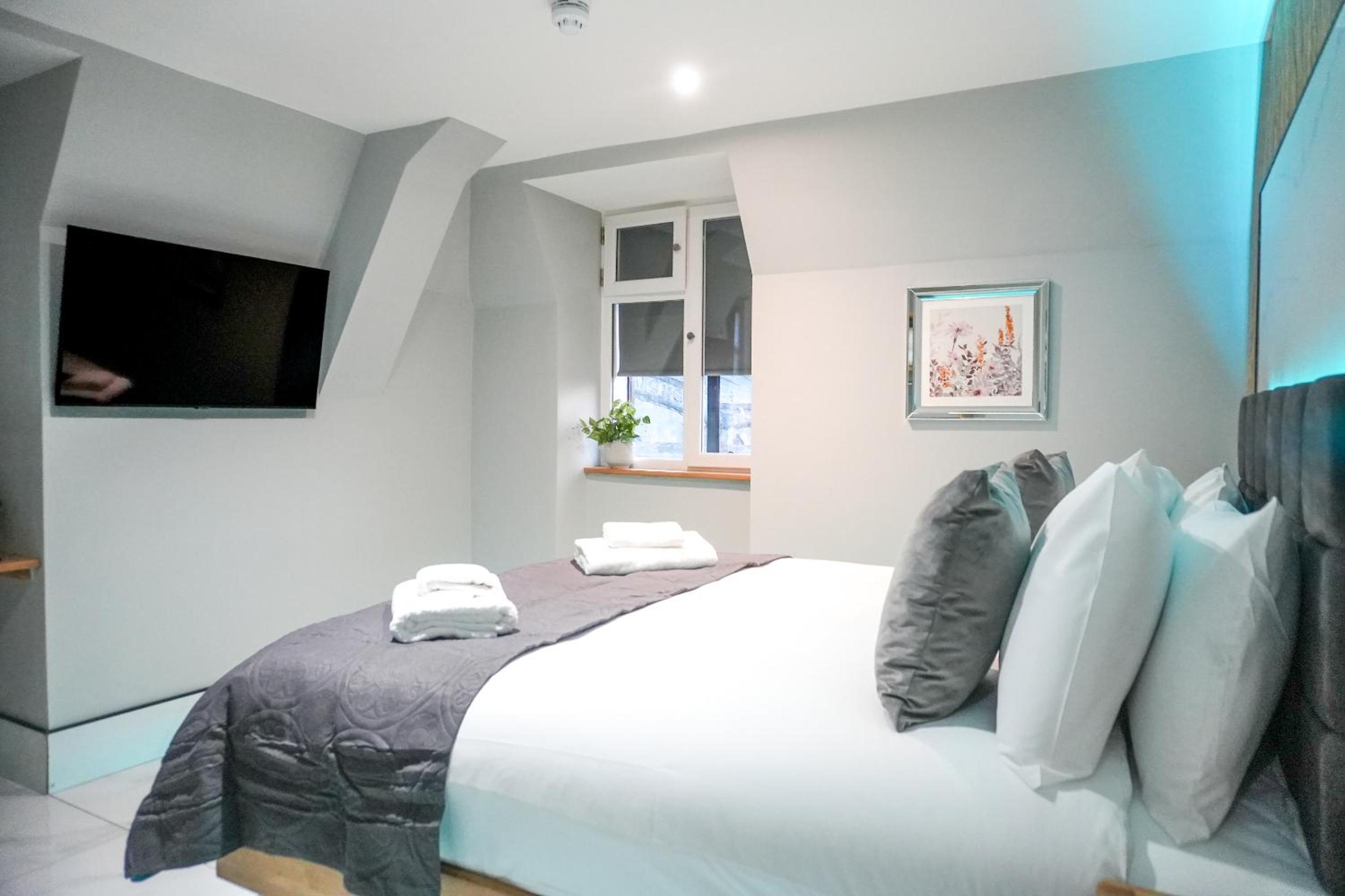 Deluxe King Room - Photo 17
