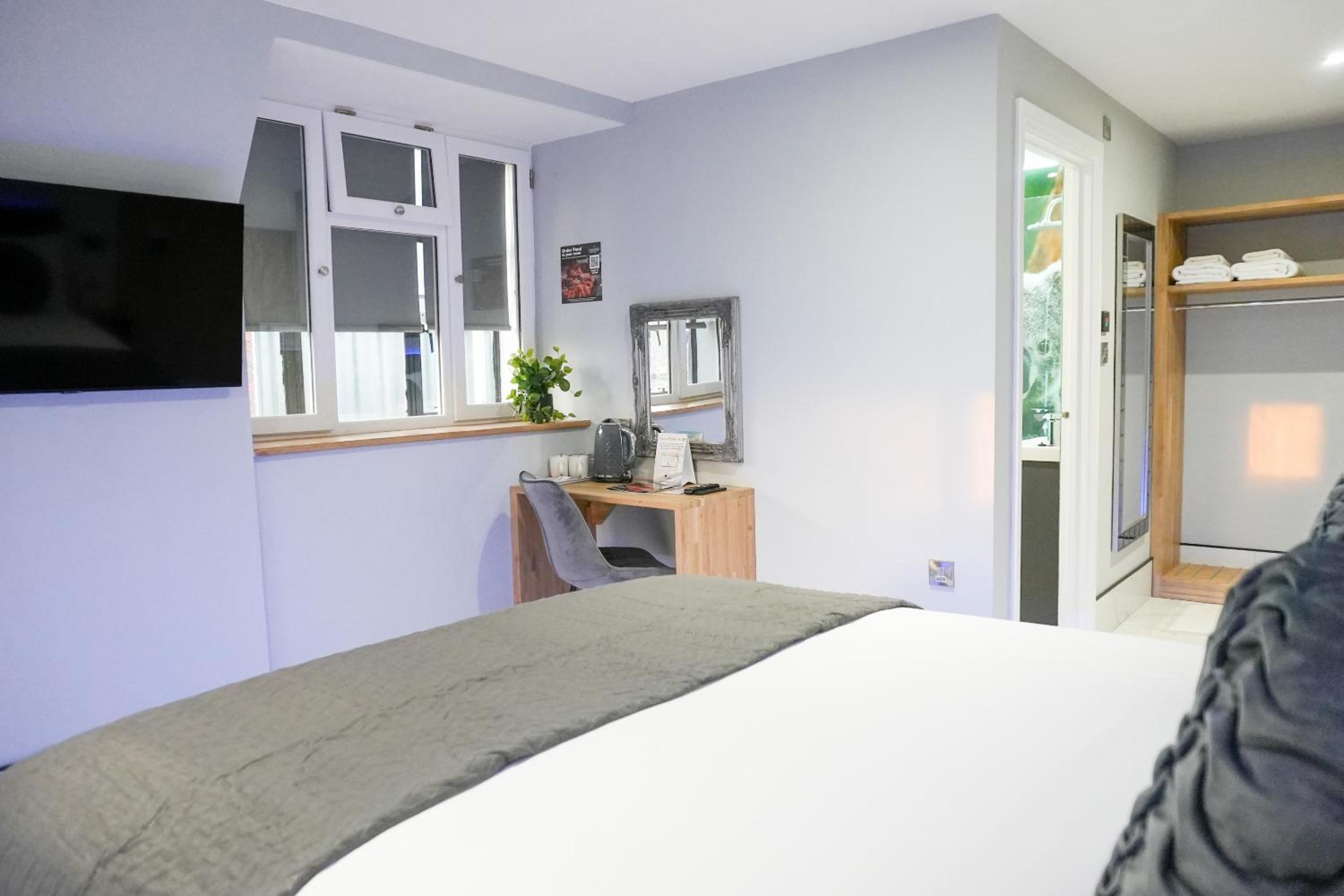 Deluxe King Room - Photo 18