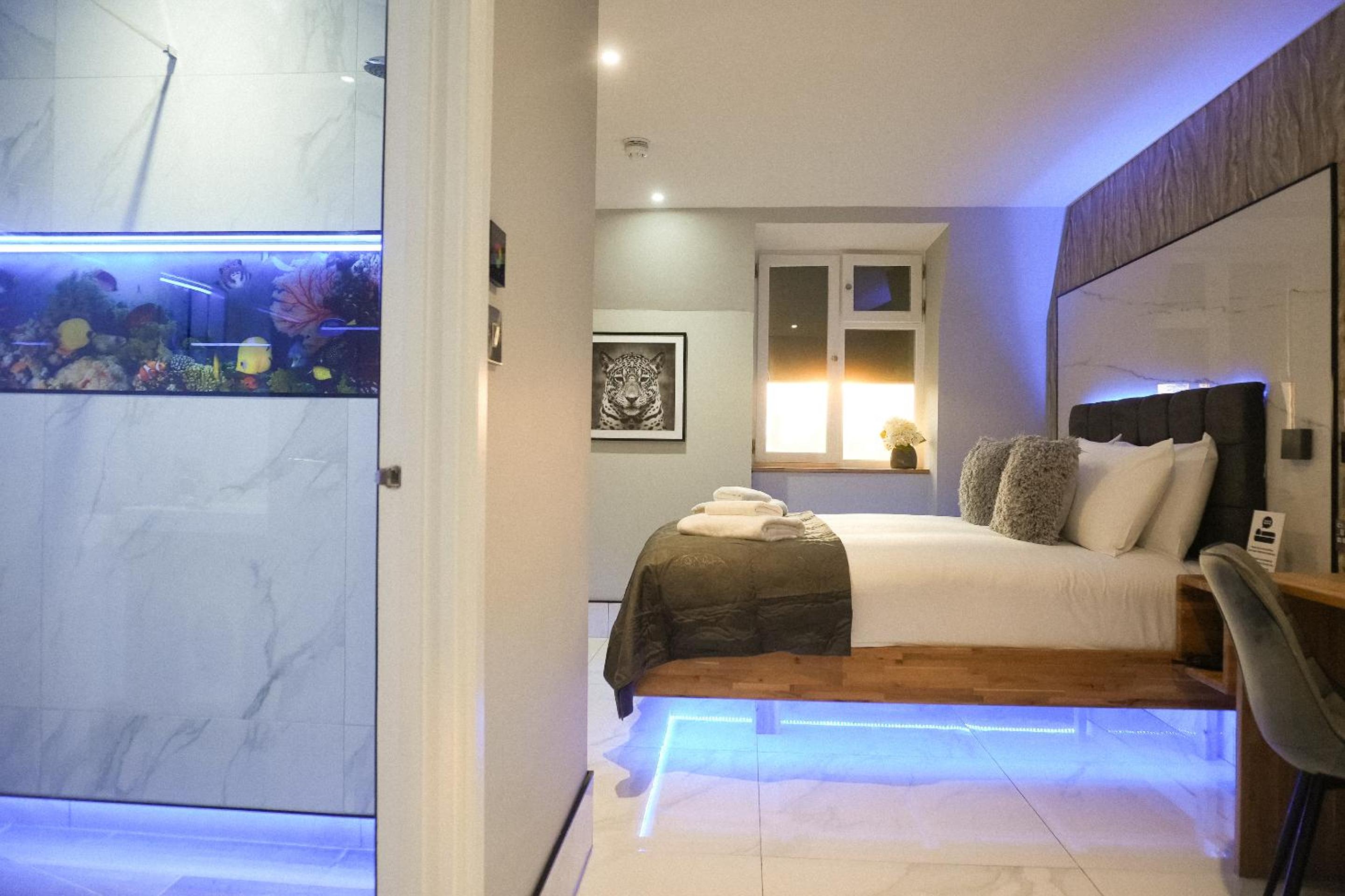 Superior King Room - Photo 21