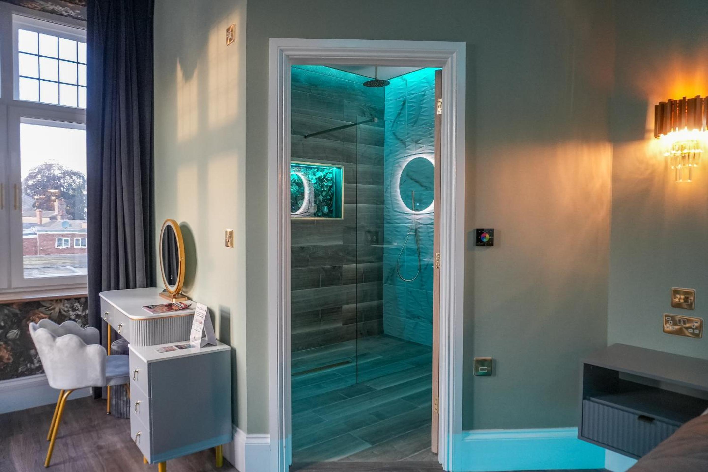 Superior Suite - Photo 10