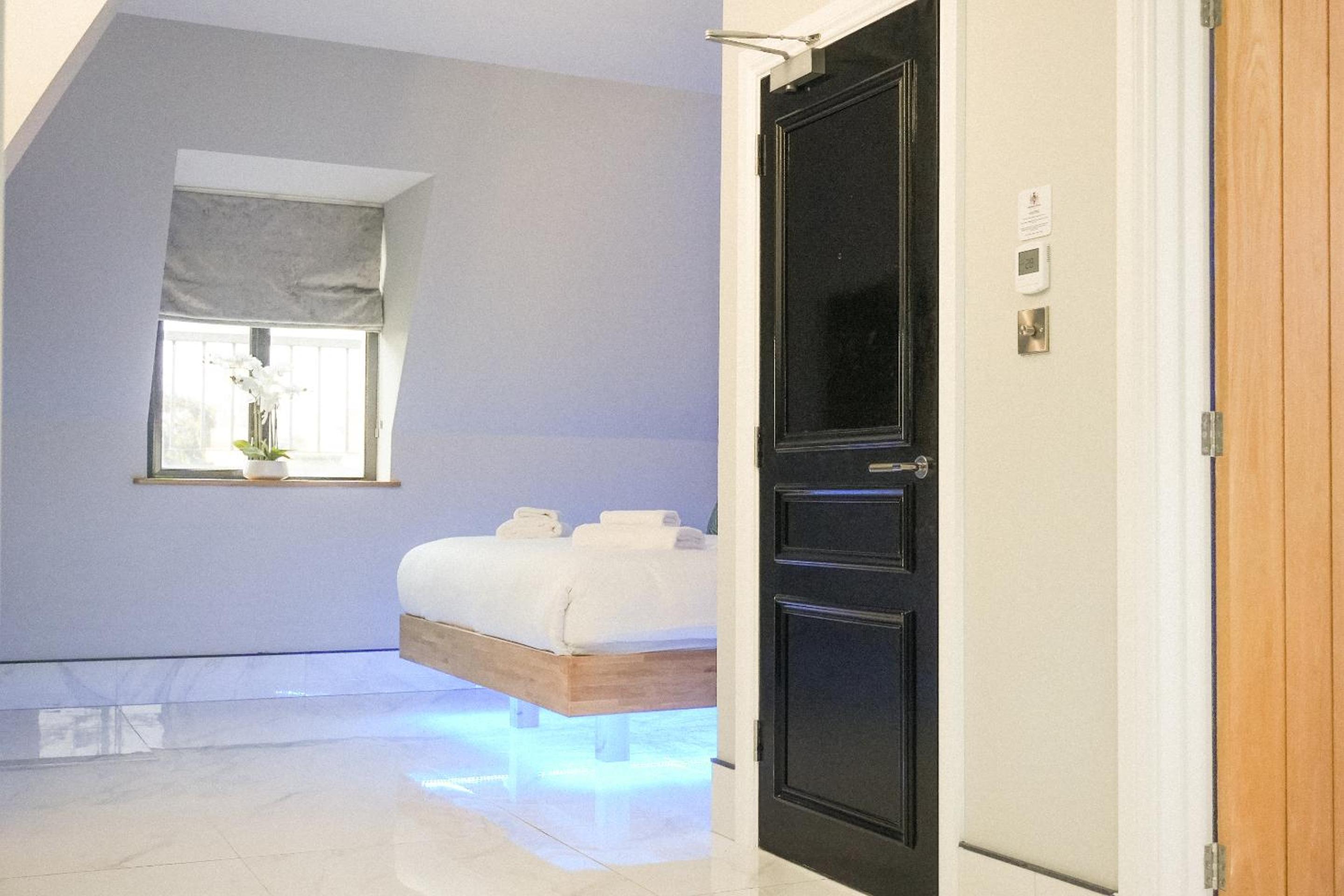 Superior King Room - Photo 23