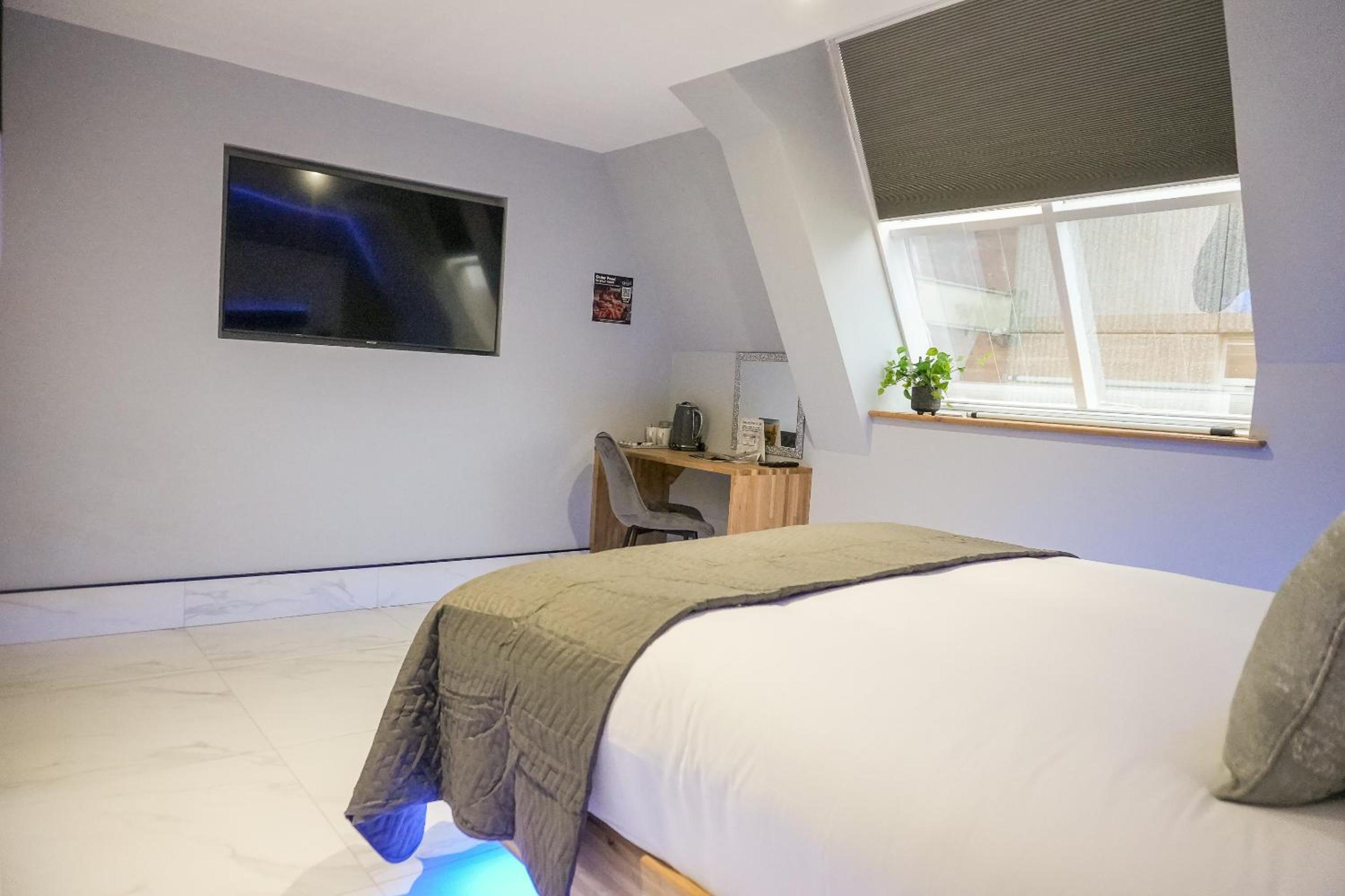 Deluxe King Room - Photo 21