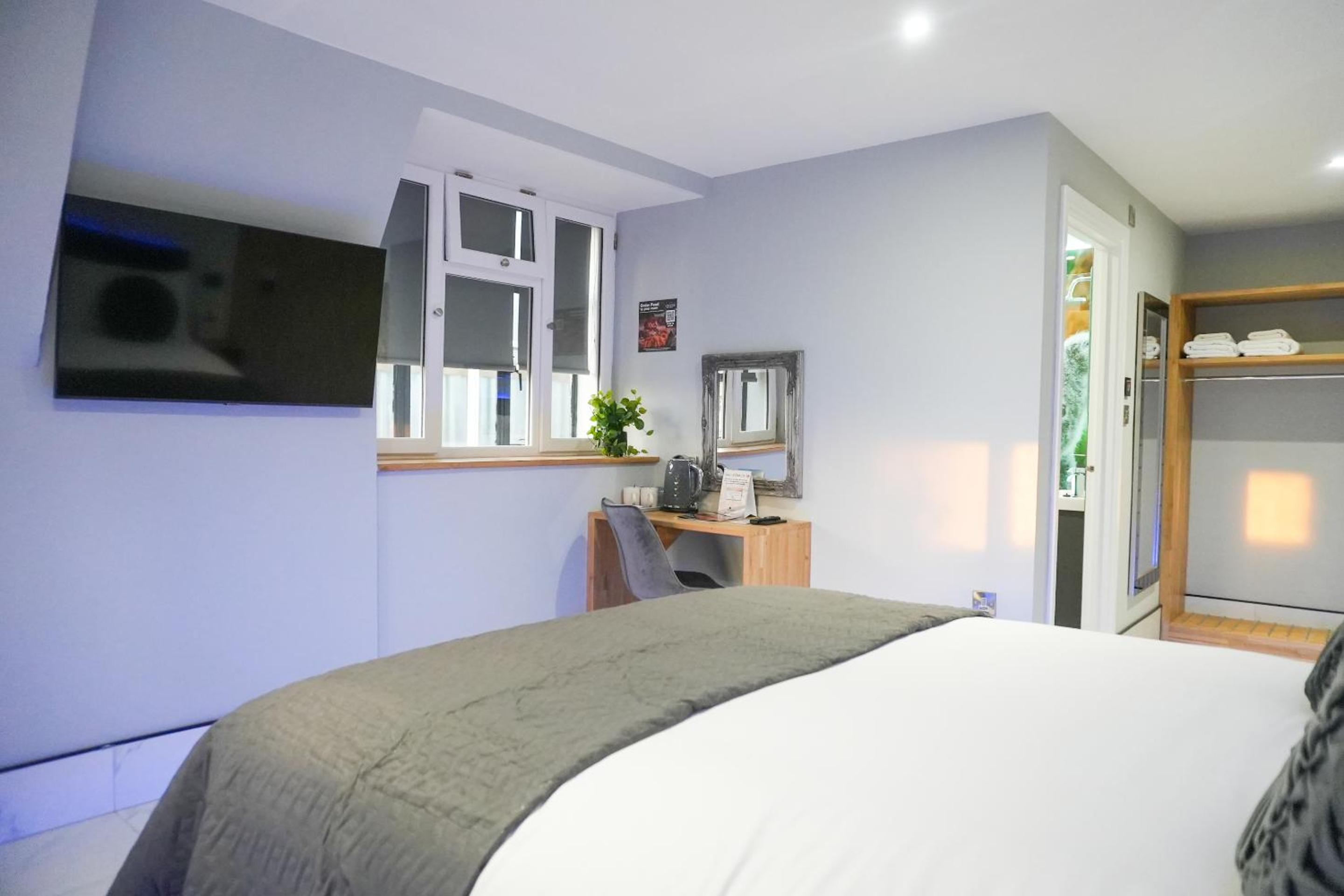 Deluxe King Room - Photo 22