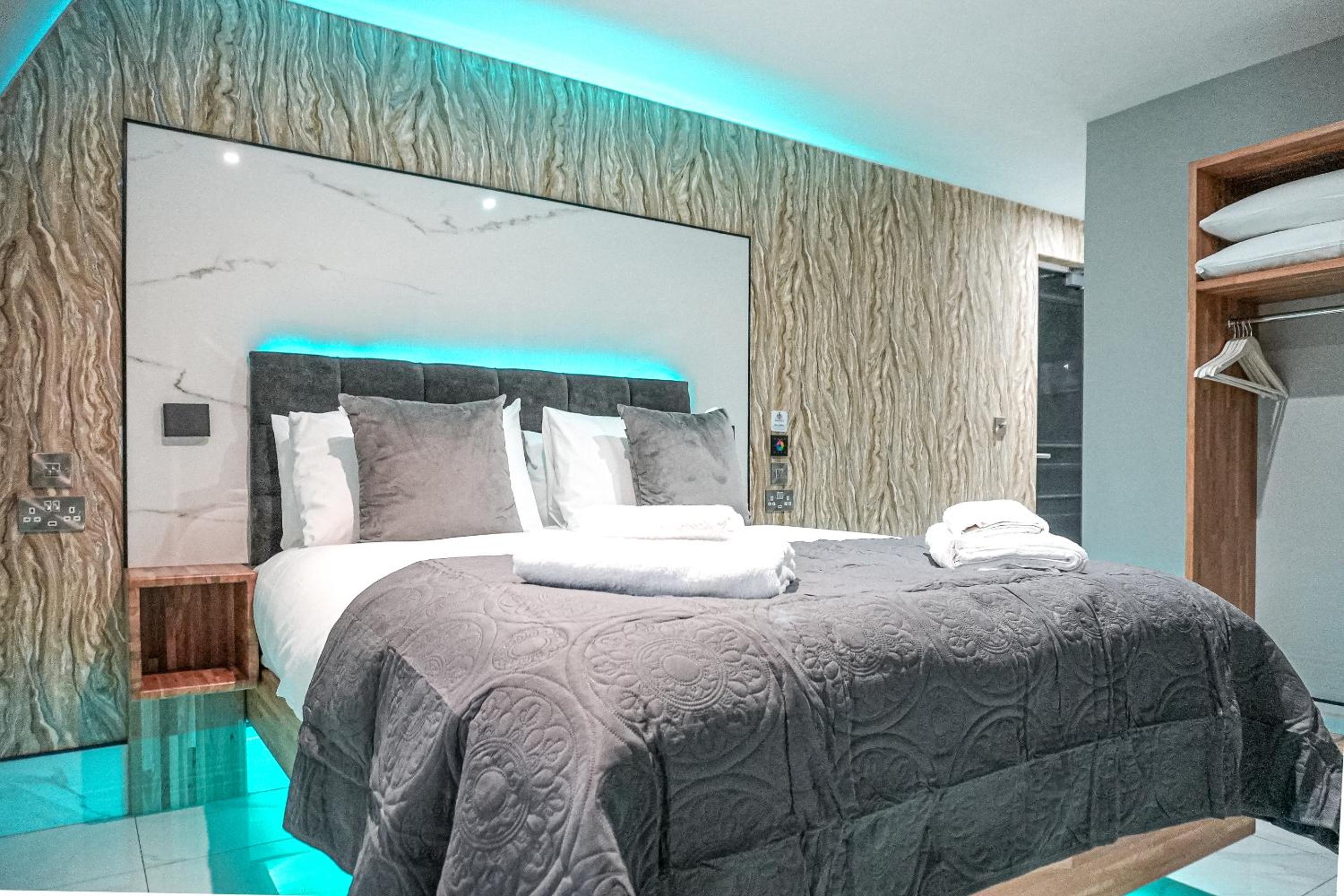 Deluxe King Room - Photo 29