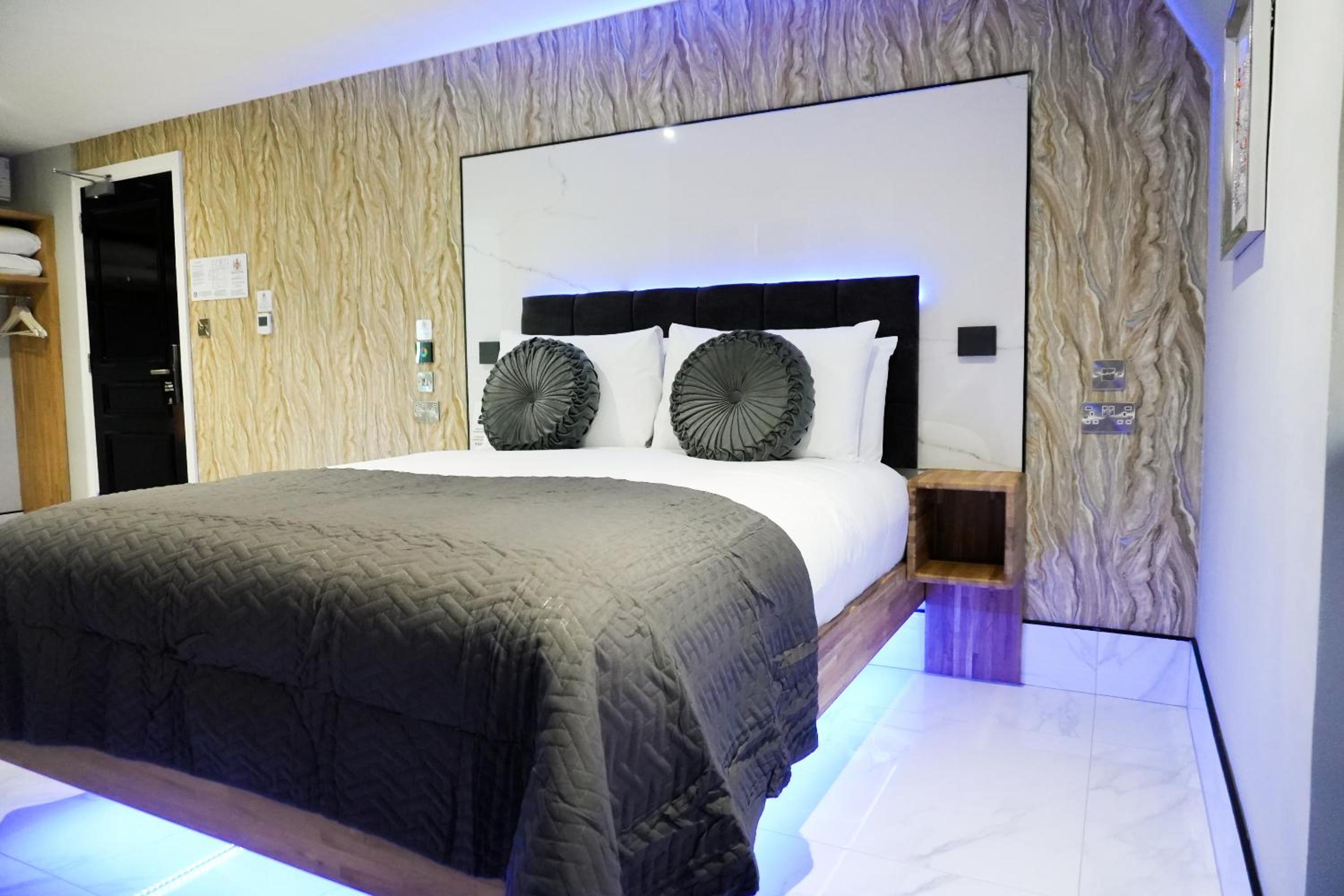 Deluxe King Room - Photo 23
