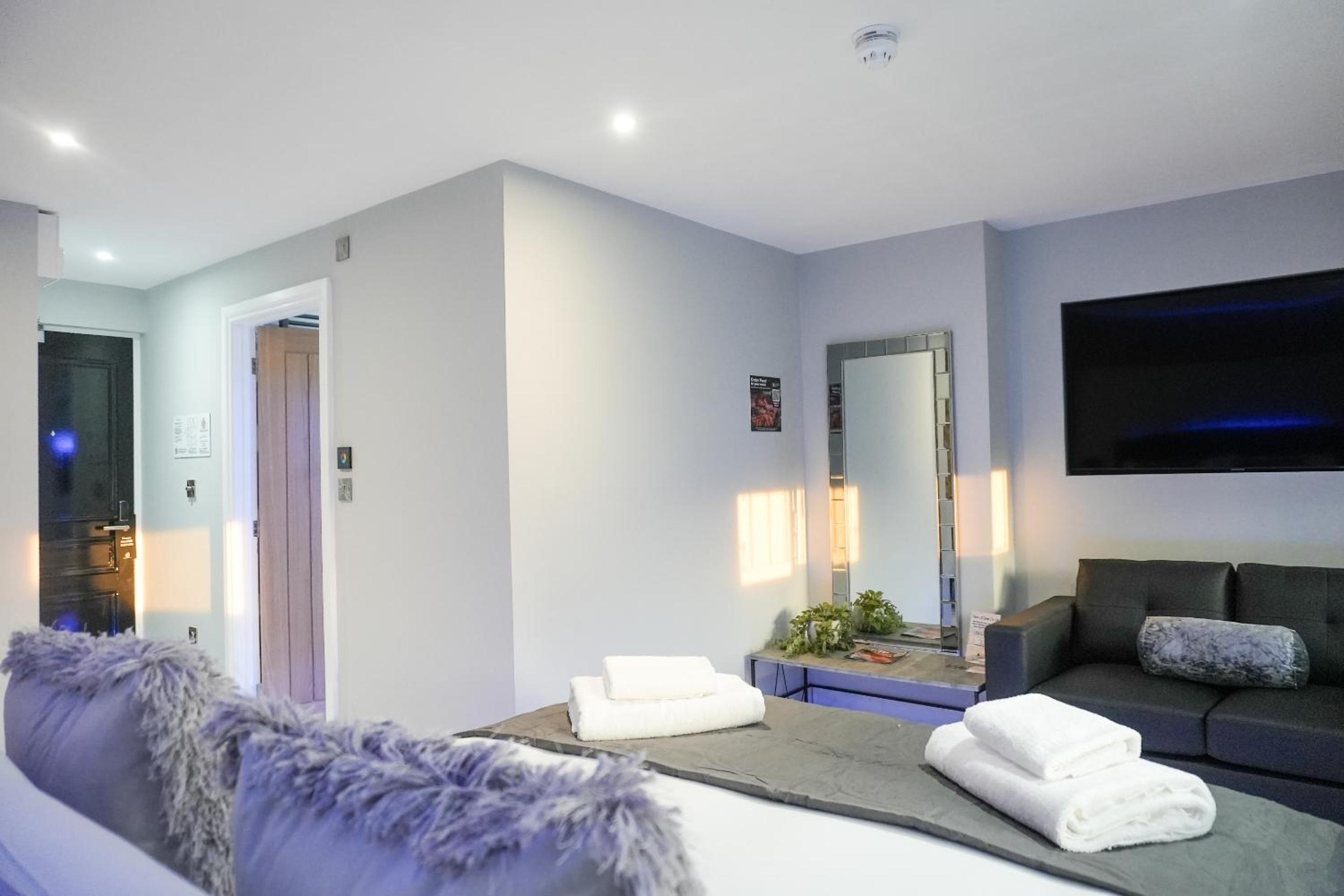 Deluxe King Room - Photo 24