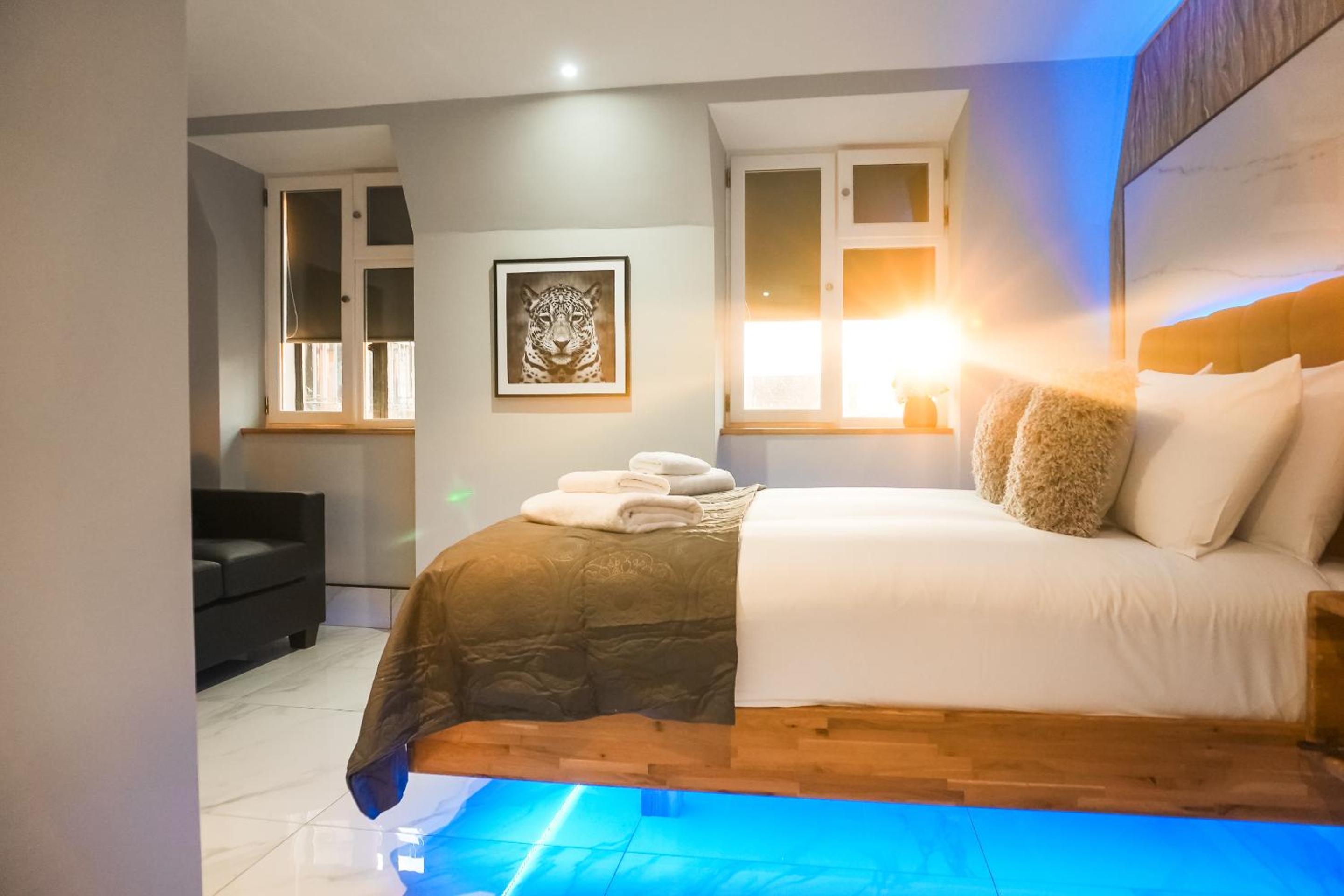 Deluxe King Room - Photo 25