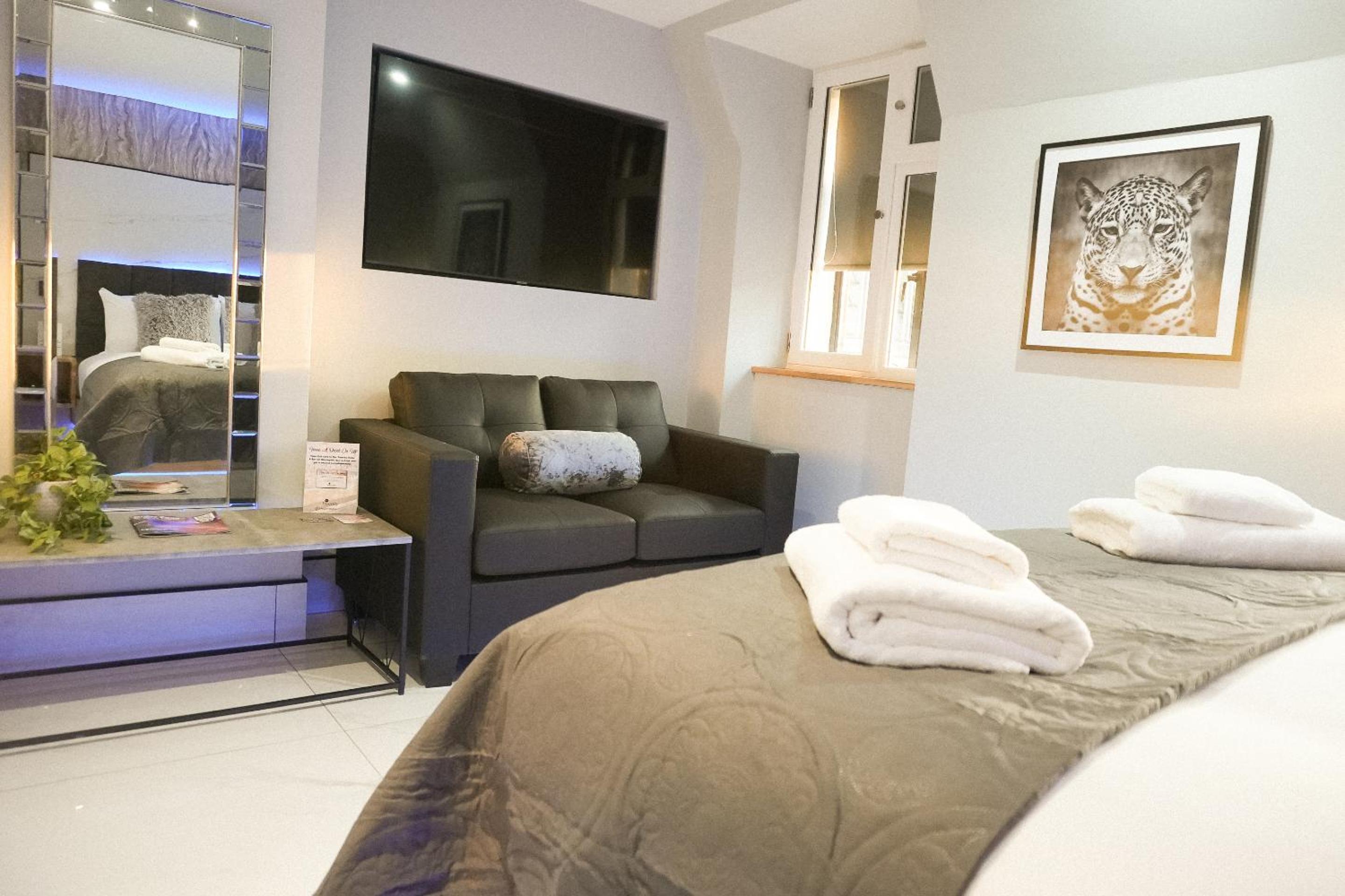 Deluxe King Room - Photo 28