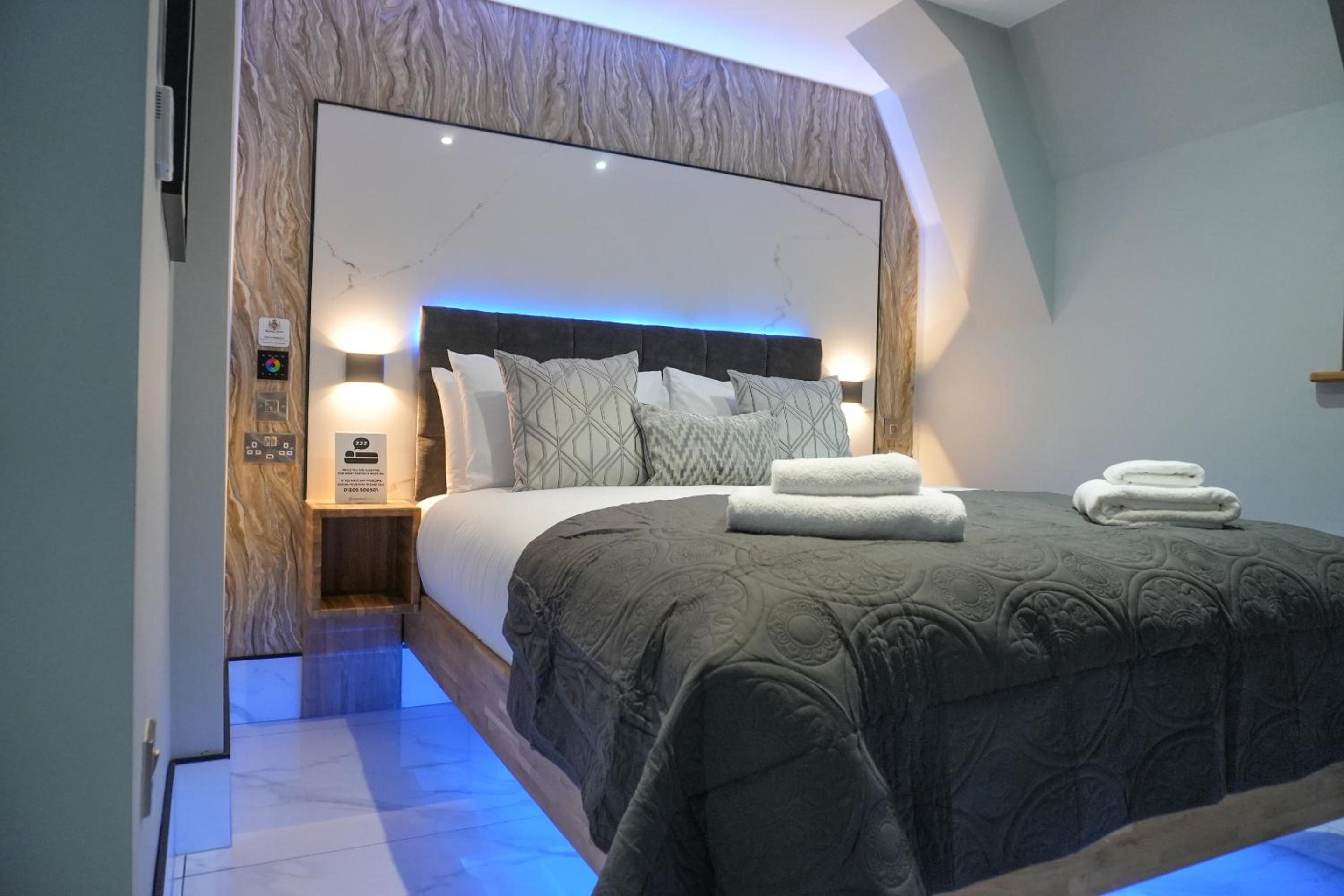 Deluxe King Room - Photo 33