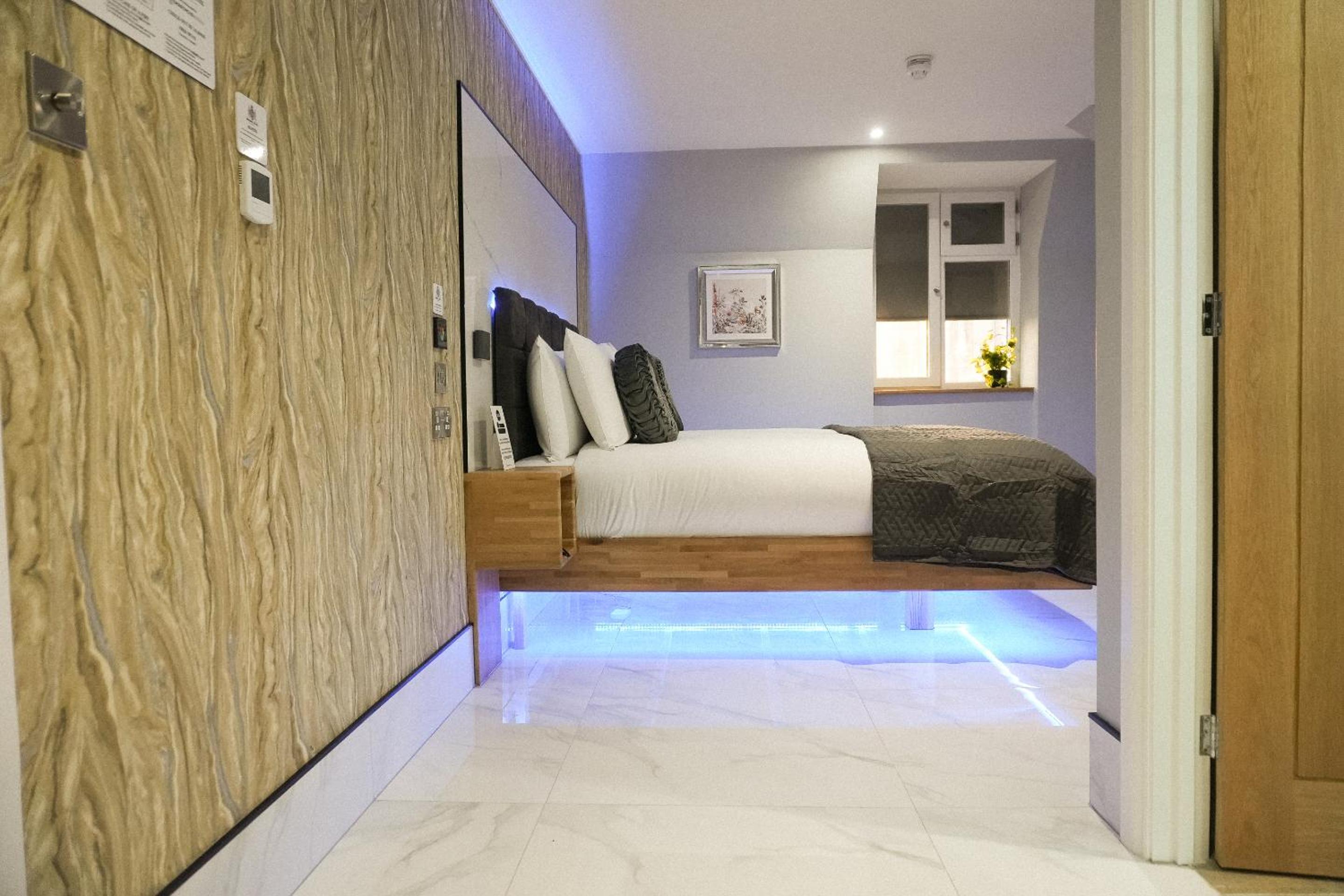 Deluxe King Room - Photo 36