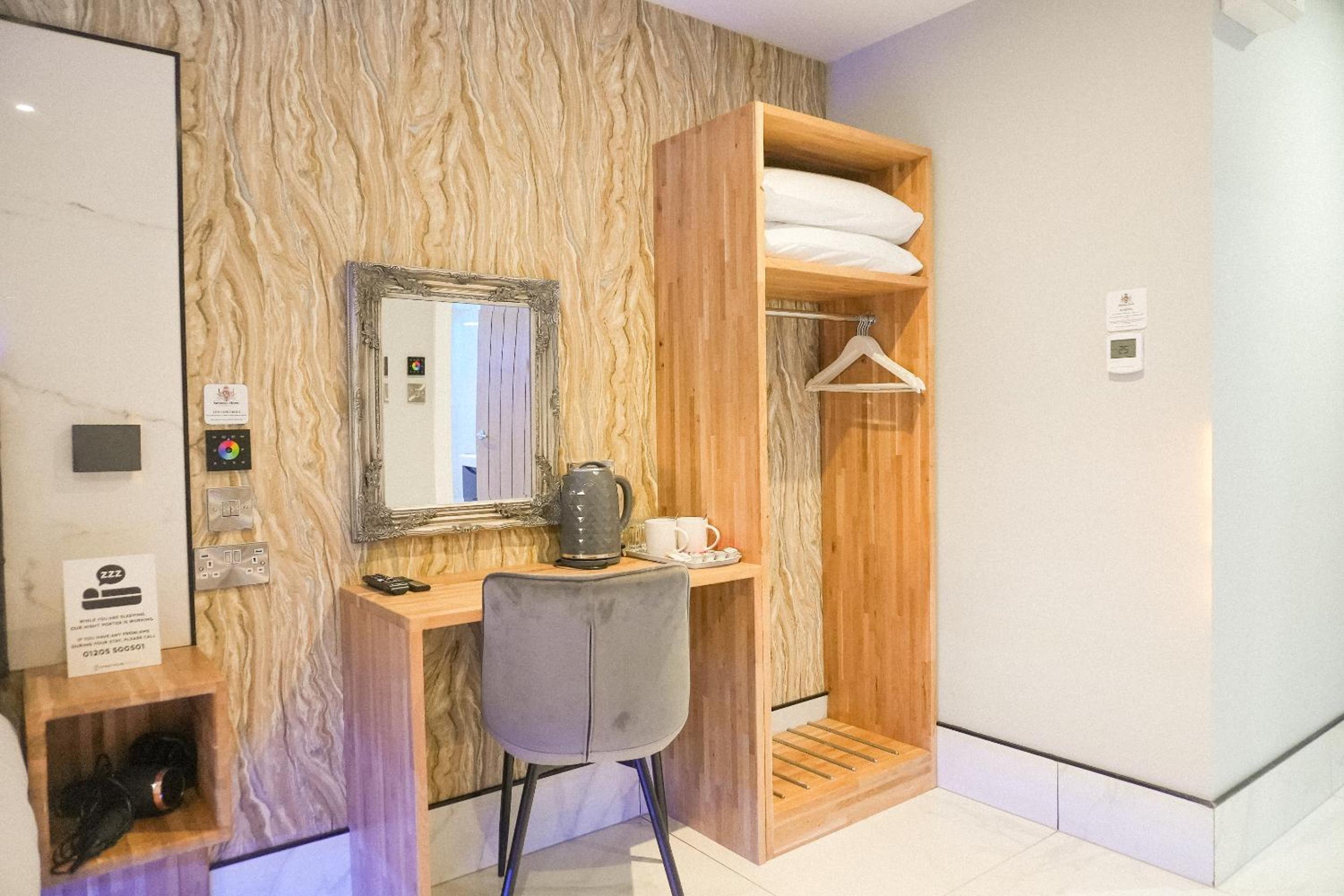 Deluxe King Room - Photo 5