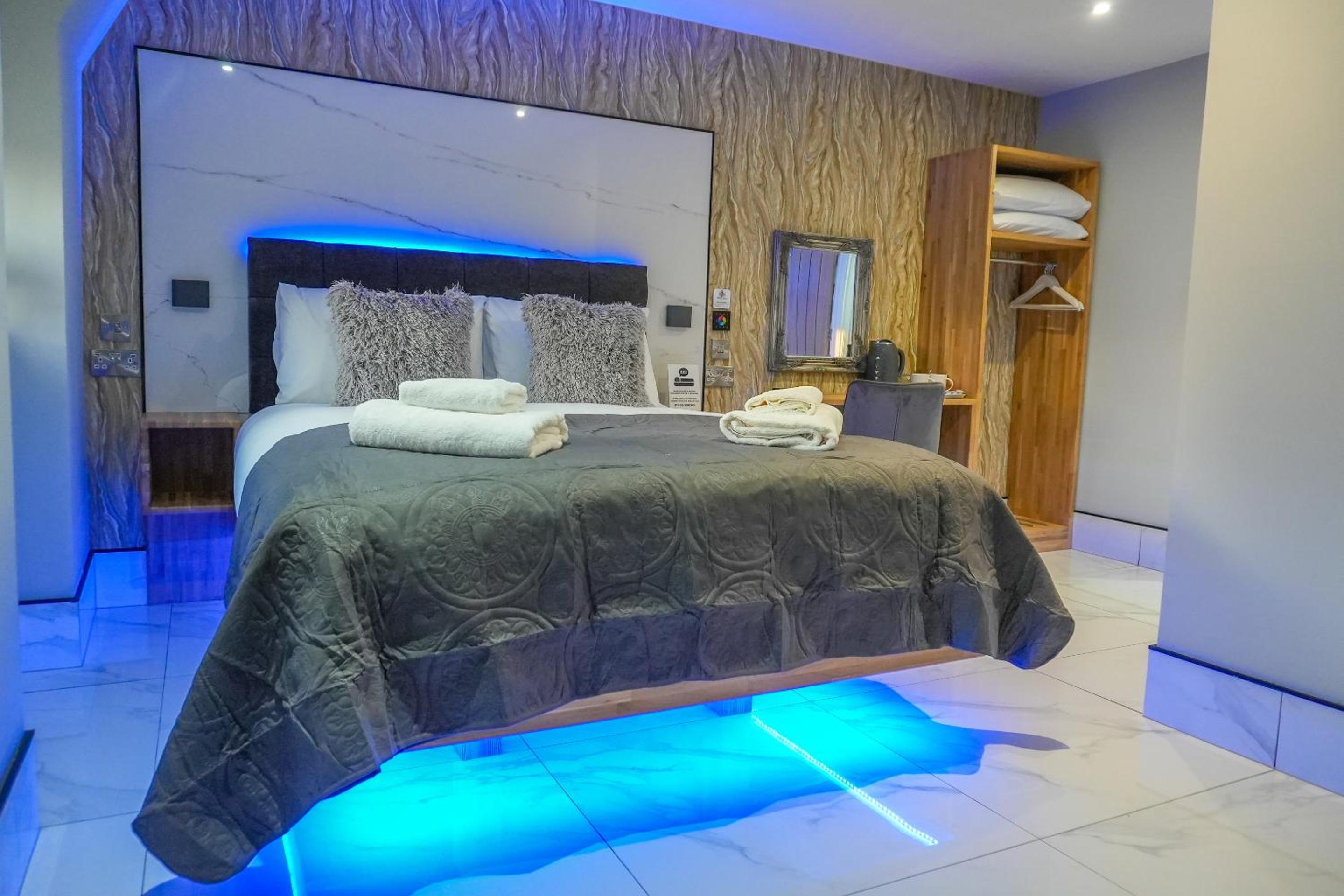 Deluxe King Room - Photo 9