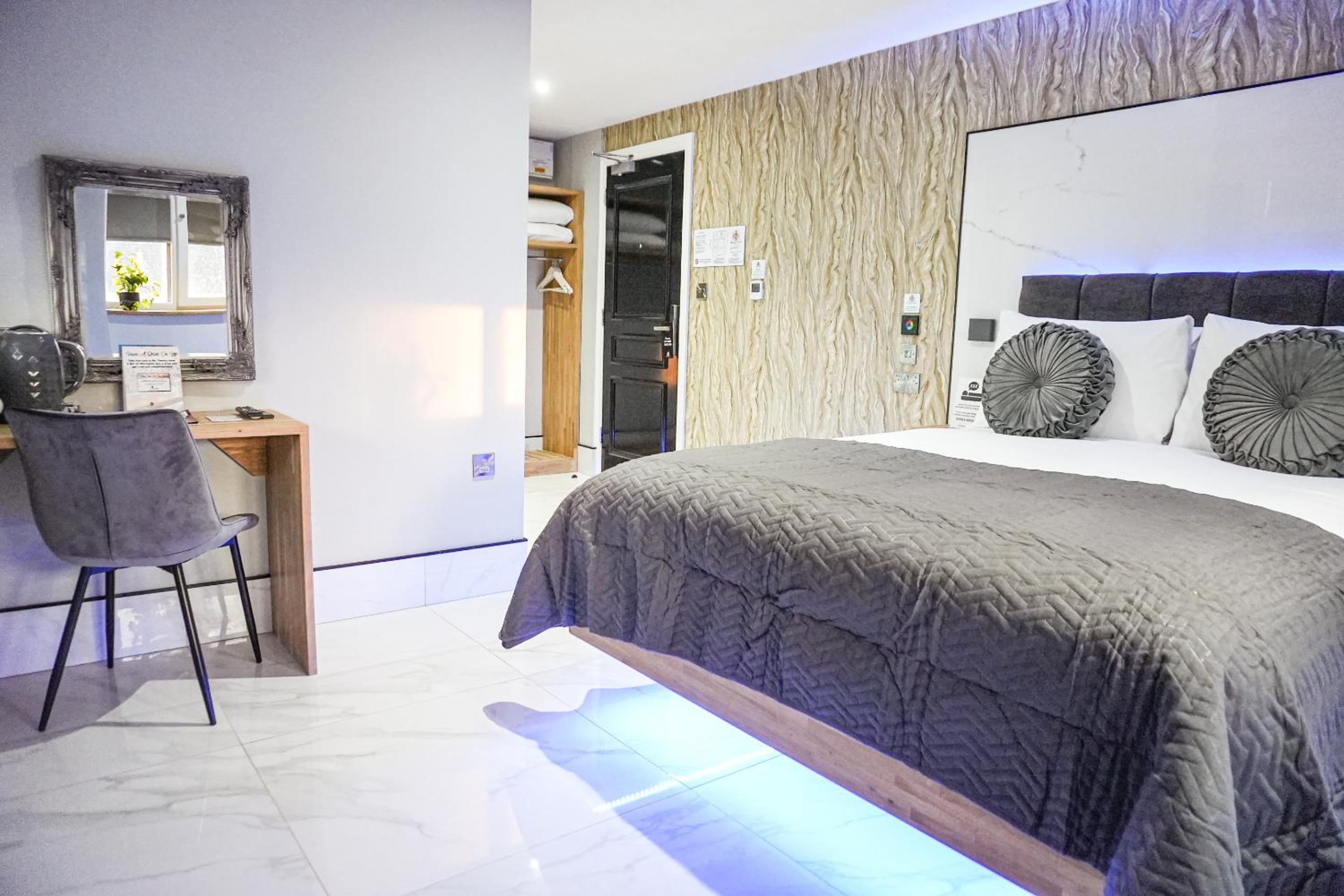Deluxe King Room - Photo 8